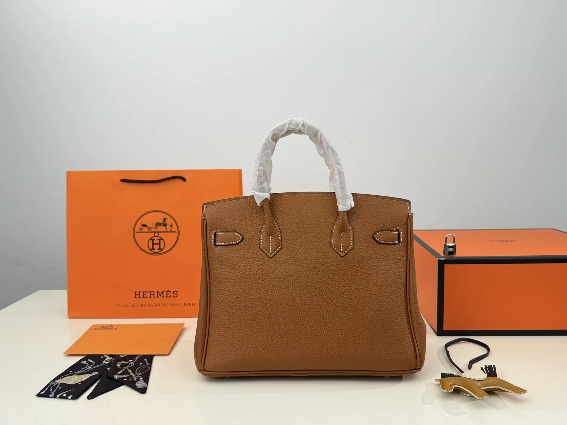 （折叠盒⚠️）p300 爱马仕Birkin铂金包（银扣） ✅顶级原单 头层牛皮 配丝巾 小飞马 细节无敌完美 配色敲级耐看 完美适配秋冬穿搭 容量满分 上身优雅有气质 size：30*22cm