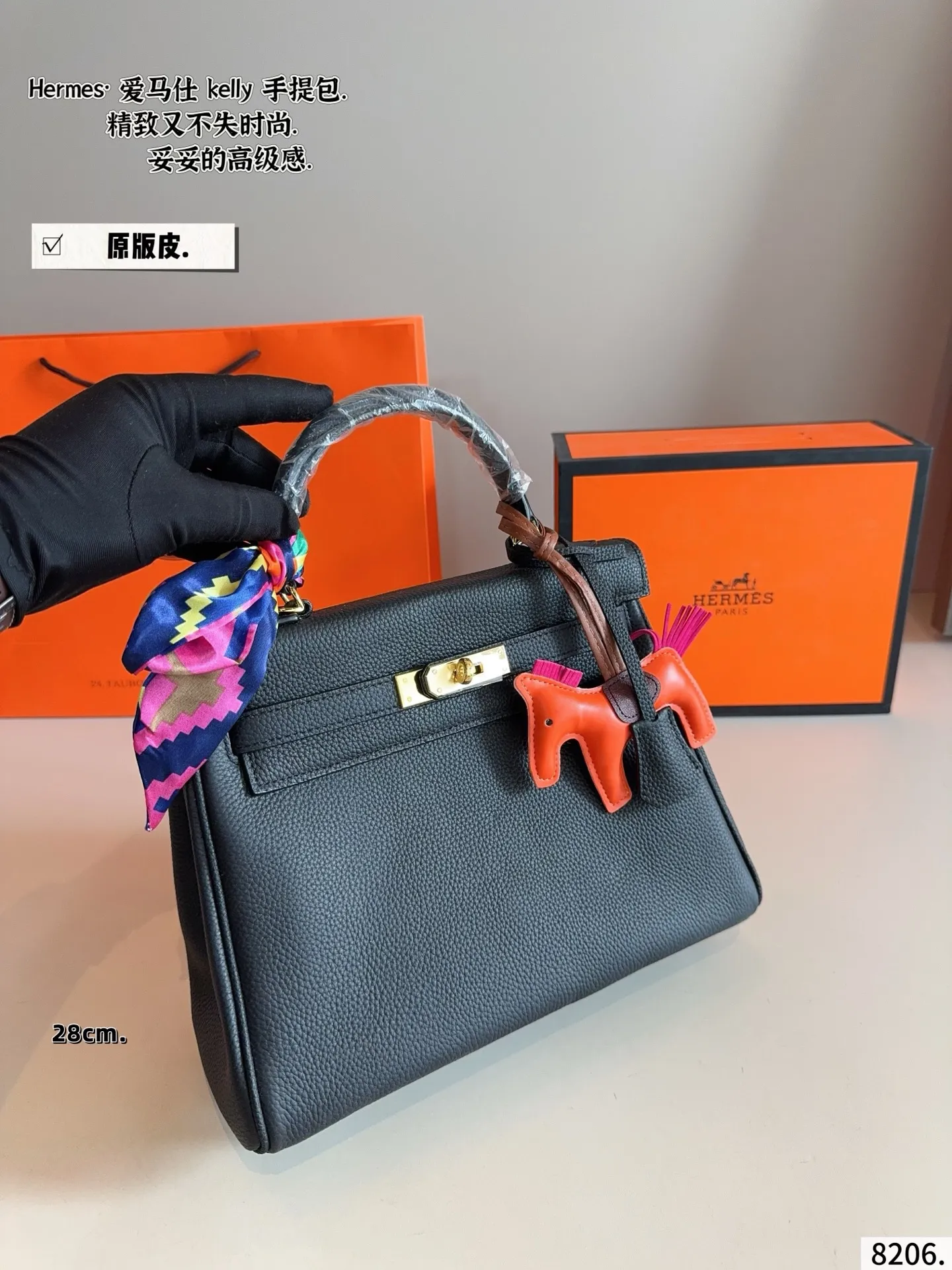 p240配礼盒🎁. 爱马仕Kelly,越看越上头的优雅 如果说Birkin是随性大气的代表,那Kelly就是优雅与克制的代名词。最打动我的,是它线条极简又精致的包身设计,带上肩带之后多了几分法式从容,不管是通勤穿搭还是度假look,都能完美融合。爱马仕Kelly不仅是一个包,更像一种生活态度,它的细节与比例,都让人忍不住反复欣赏。每一次出街背上它,都会多几分自信和从容,难怪那么多人说,一生至少要拥有一只Kelly。尺寸:28*9*21/cm