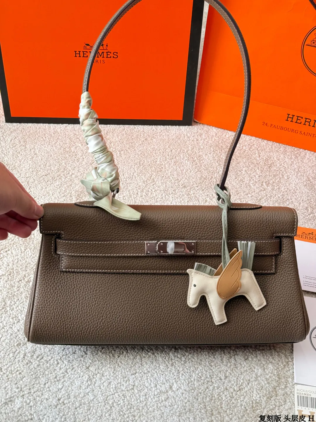 复刻版 头层牛皮 p360 爱马仕 Shoulder Kelly包 出这款爱马仕Shoulder Kelly 手袋，采用柔软Togo荔枝纹牛皮，经典大象灰色，银色金属件超有质感艹。包型是Kelly包的单肩简化版，配有宽肩带，单肩背超方便，解放双手！容量大，线条利落，低调又时髦，通勤日常都很适合～ 尺寸 33 15cm