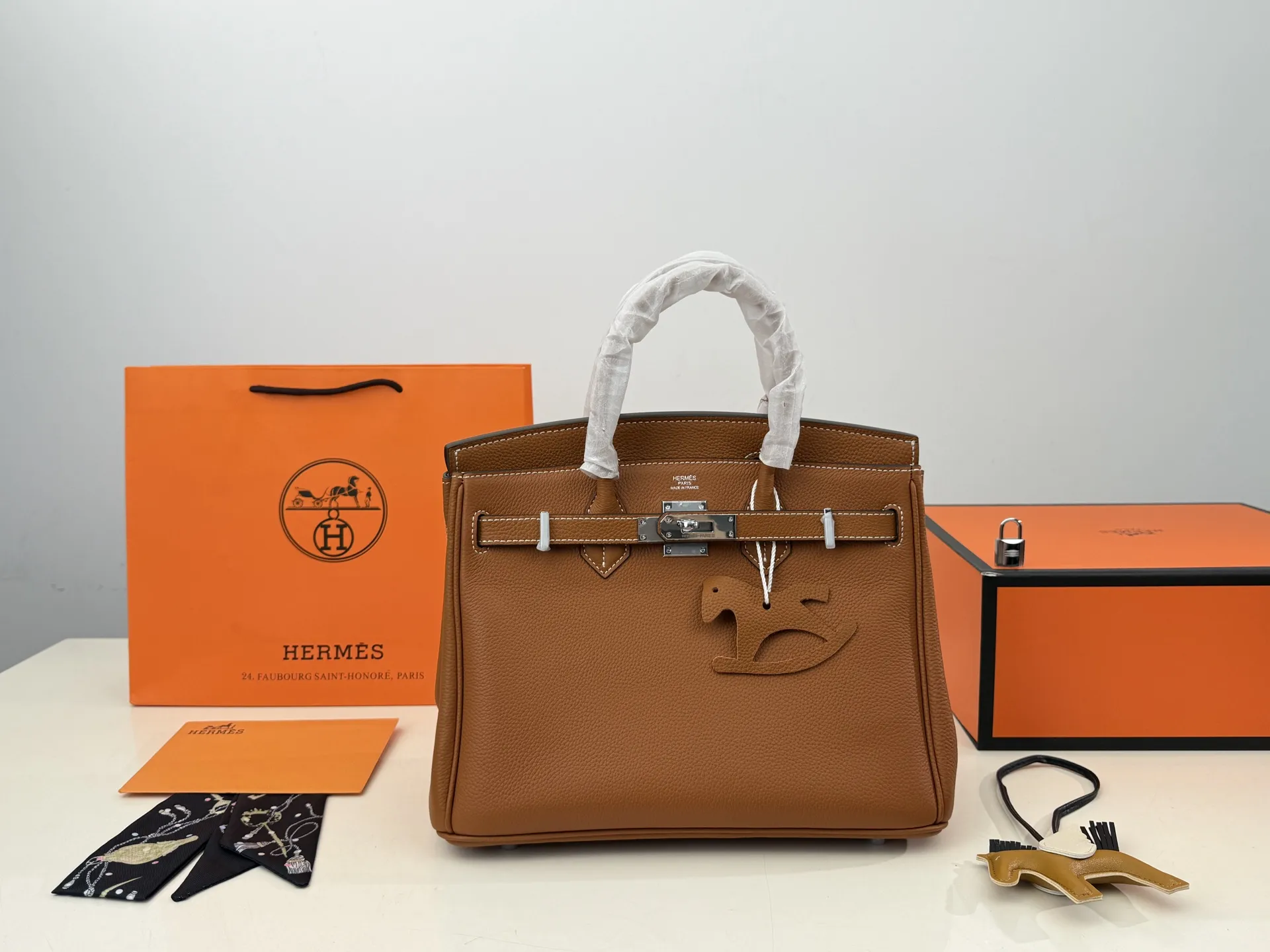 (折叠盒⚠️)p300 爱马仕Birkin铂金包(银扣) ✅顶级原单 头层牛皮 配丝巾 小飞马 细节无敌完美 配色敲级耐看 完美适配秋冬穿搭 容量满分 上身优雅有气质 size:30*22cm