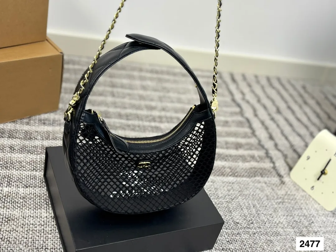 P125 配折叠盒子 CHANEL25s 香奈儿镂空网纱月亮包火爆全场的一款夏季新款 之前看秀就觉得很可爱的网兜包果然没有翻车 超级可爱 尺寸：24 13