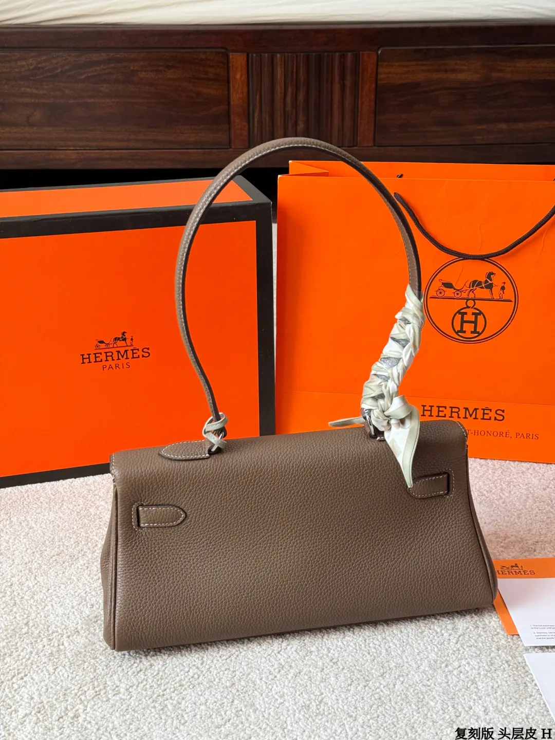 复刻版 头层牛皮 p360 爱马仕 Shoulder Kelly包 出这款爱马仕Shoulder Kelly 手袋，采用柔软Togo荔枝纹牛皮，经典大象灰色，银色金属件超有质感艹。包型是Kelly包的单肩简化版，配有宽肩带，单肩背超方便，解放双手！容量大，线条利落，低调又时髦，通勤日常都很适合～ 尺寸 33 15cm