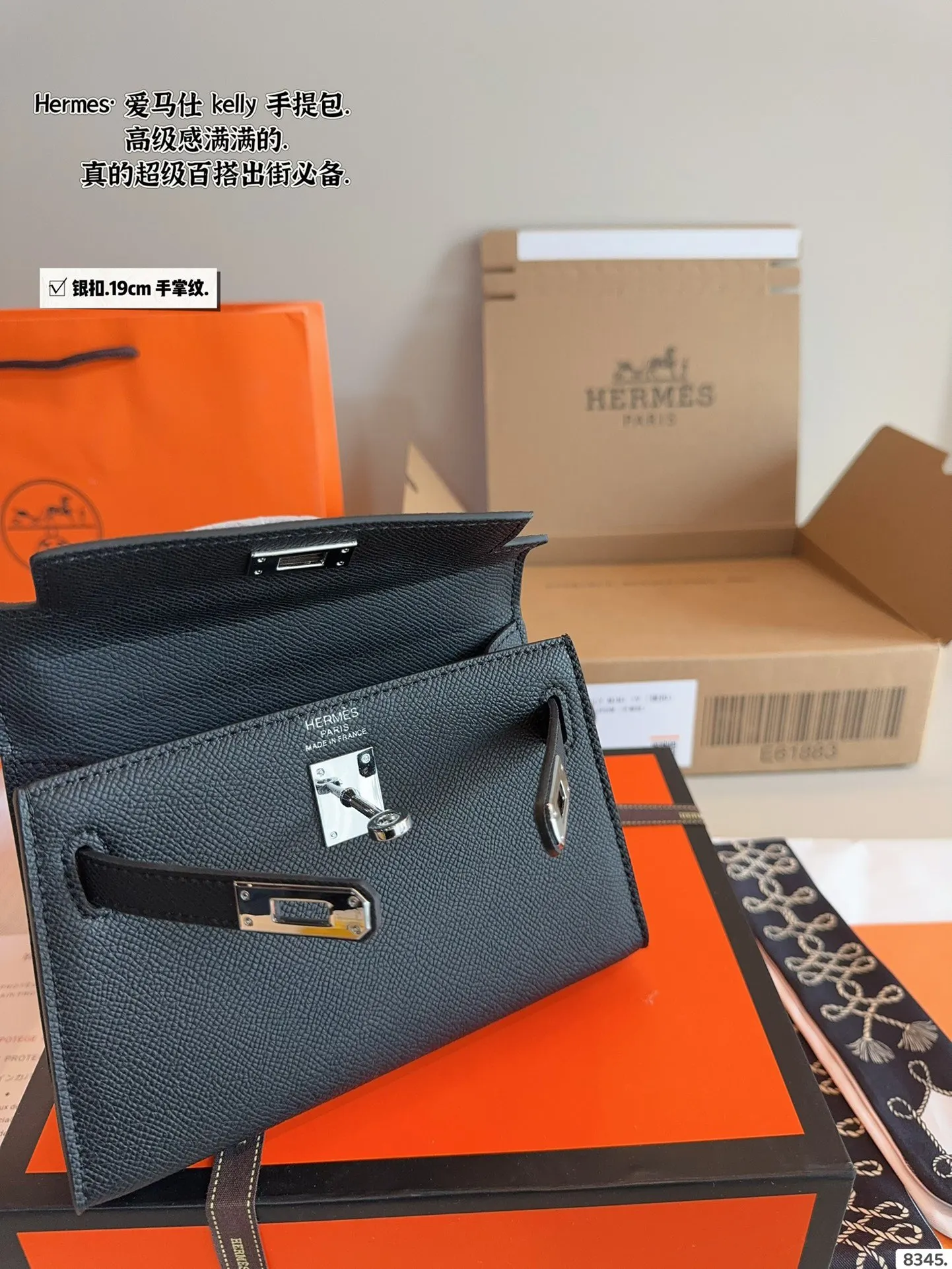 p175配礼盒🎁. 爱马仕 凯莉 kelly 二代 真的太香了 属于日常休闲跟 女人味都可以驾驭的那种 自己搭配了肩带 平时带 娃也可以解放双手 跟朋友下午茶手提更有feel哦 除了随身携带的化妆品 还有再放一个手机尺寸:19*6*12cm