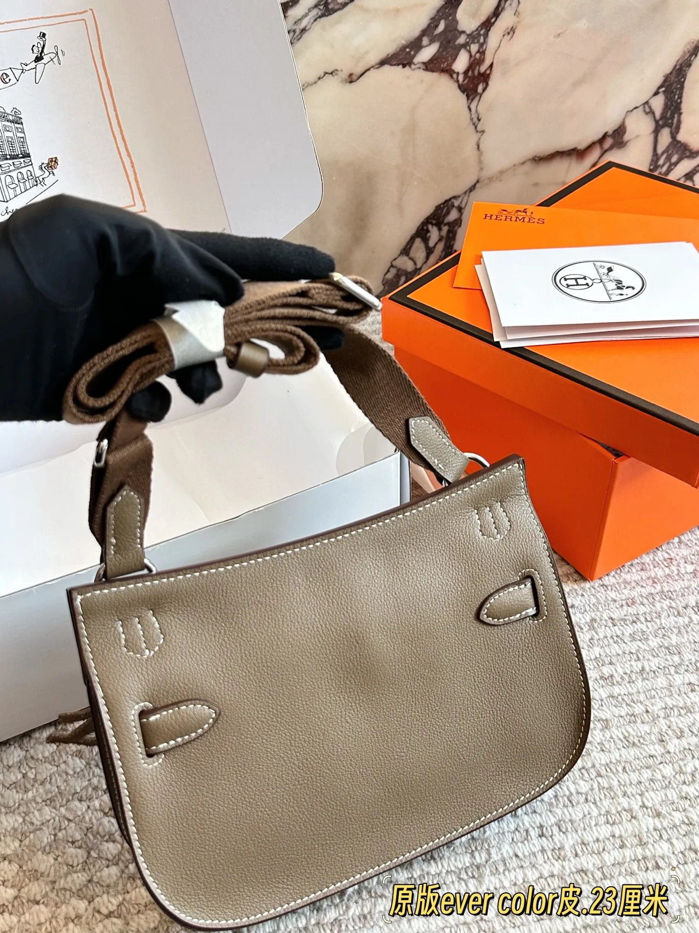 p215 原版TC皮 Hermes吉普赛小众品味天花板Hermes吉普赛 相比起bkc 属于小众爱马仕了 背出去比较少见而且超飒 单肩斜挎都很好看 23cm