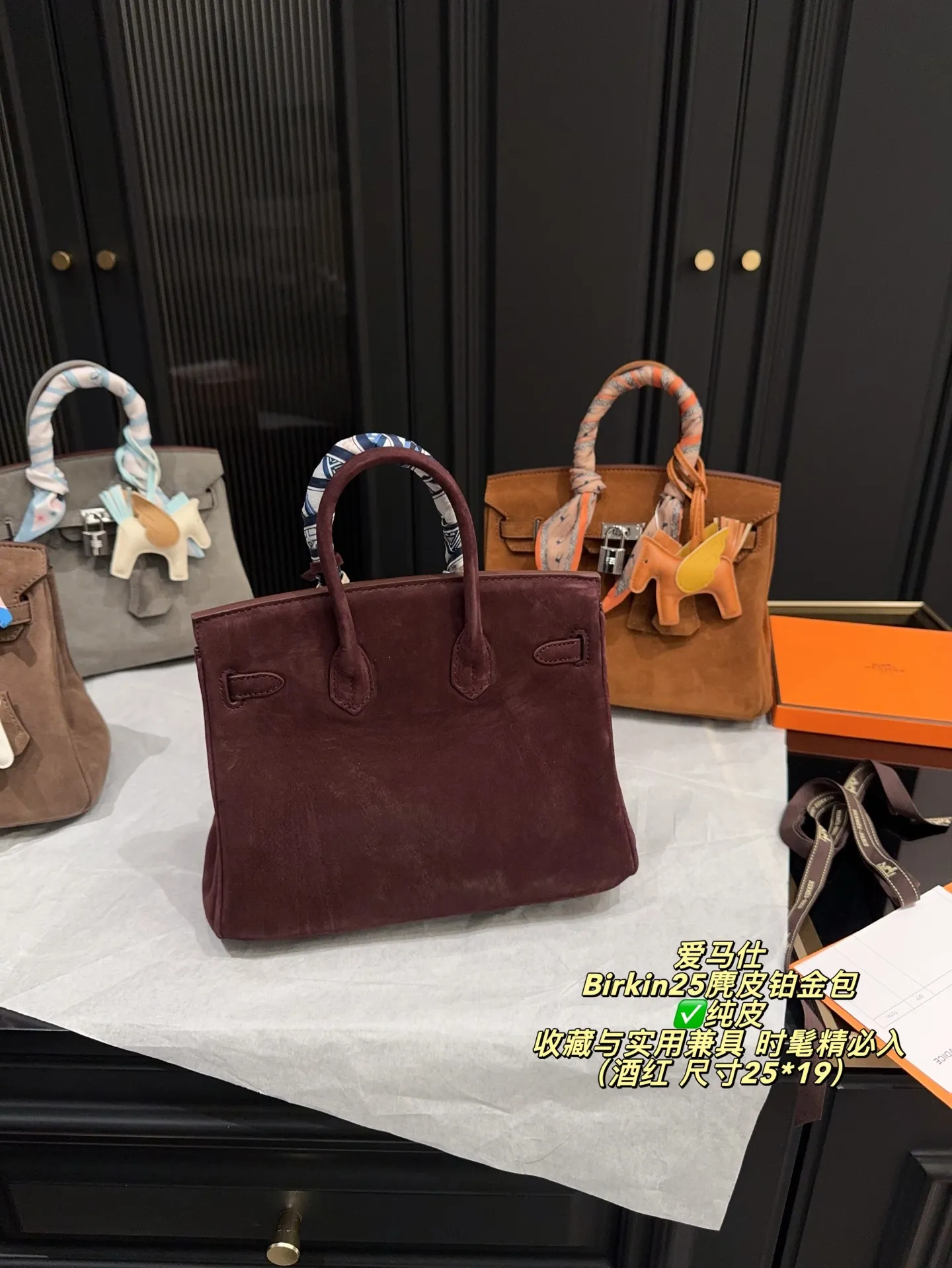 ✅纯皮P335配盒⚠️尺寸25*19 爱马仕 Birkin25麂皮铂金包 触感柔软细腻,秋冬季节超适合!银色金属扣件+小飞马挂件,精致又有辨识度。25cm尺寸,日常通勤、出行都能轻松装下随身物品。麂皮材质轻盈,搭配丝巾更显高级感,是爱马仕经典系列,收藏与实用兼具,时髦精必入!