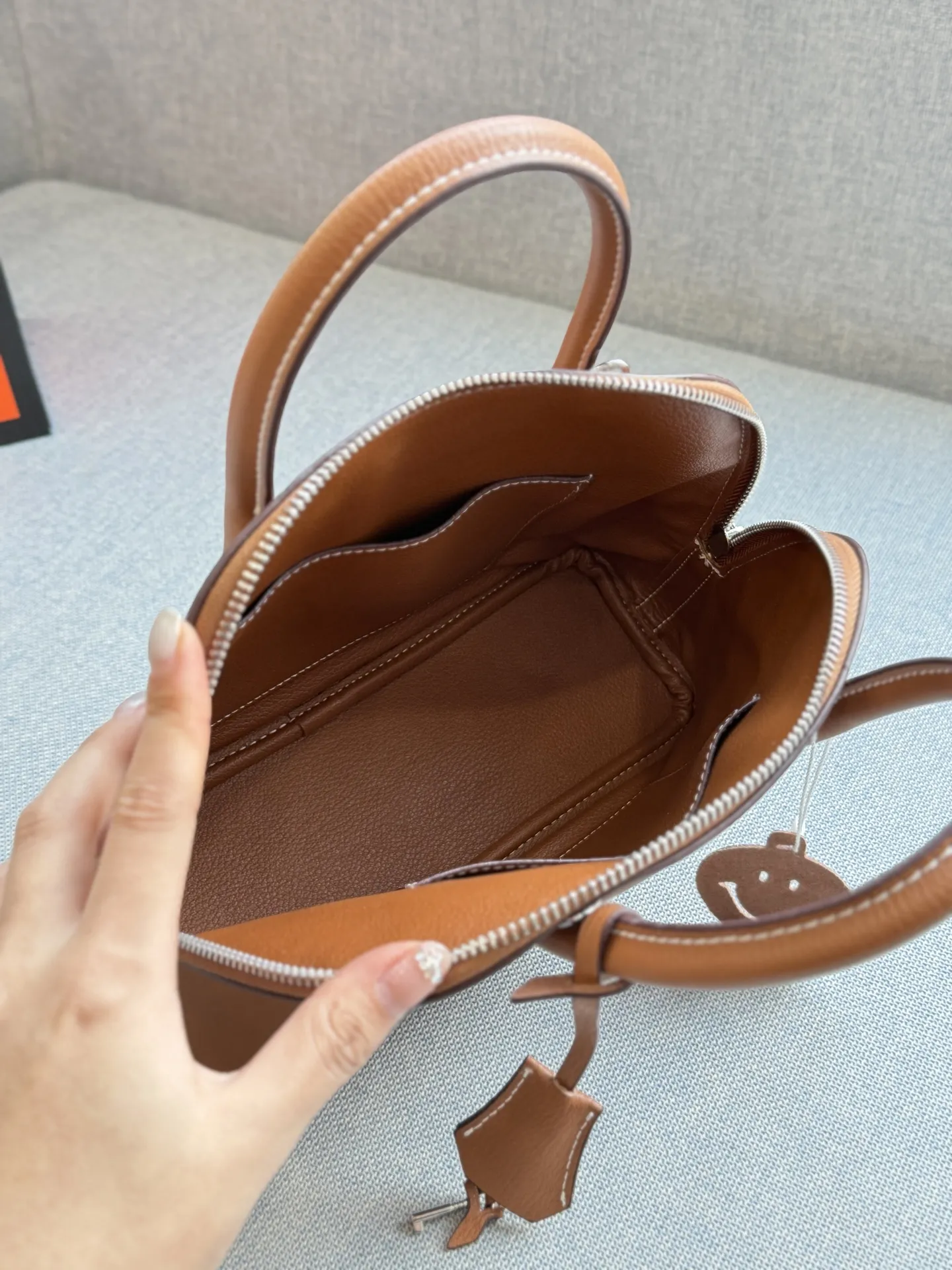 头层牛皮💰215 全套礼盒 size：25&times;19 HERMES 爱马仕 Bolide 1923-25 保龄球包 贝壳包 银扣 手提单肩斜挎包 牙签纹 兼具实用和美感的一只低调款包包。25cm 尺寸可通勤使用，可带娃出街使用，也可闺蜜聚会使用。 很大气的颜色，自带高级感✨ 低调内敛，非常实用百搭 设计简单，背起来精致又优雅