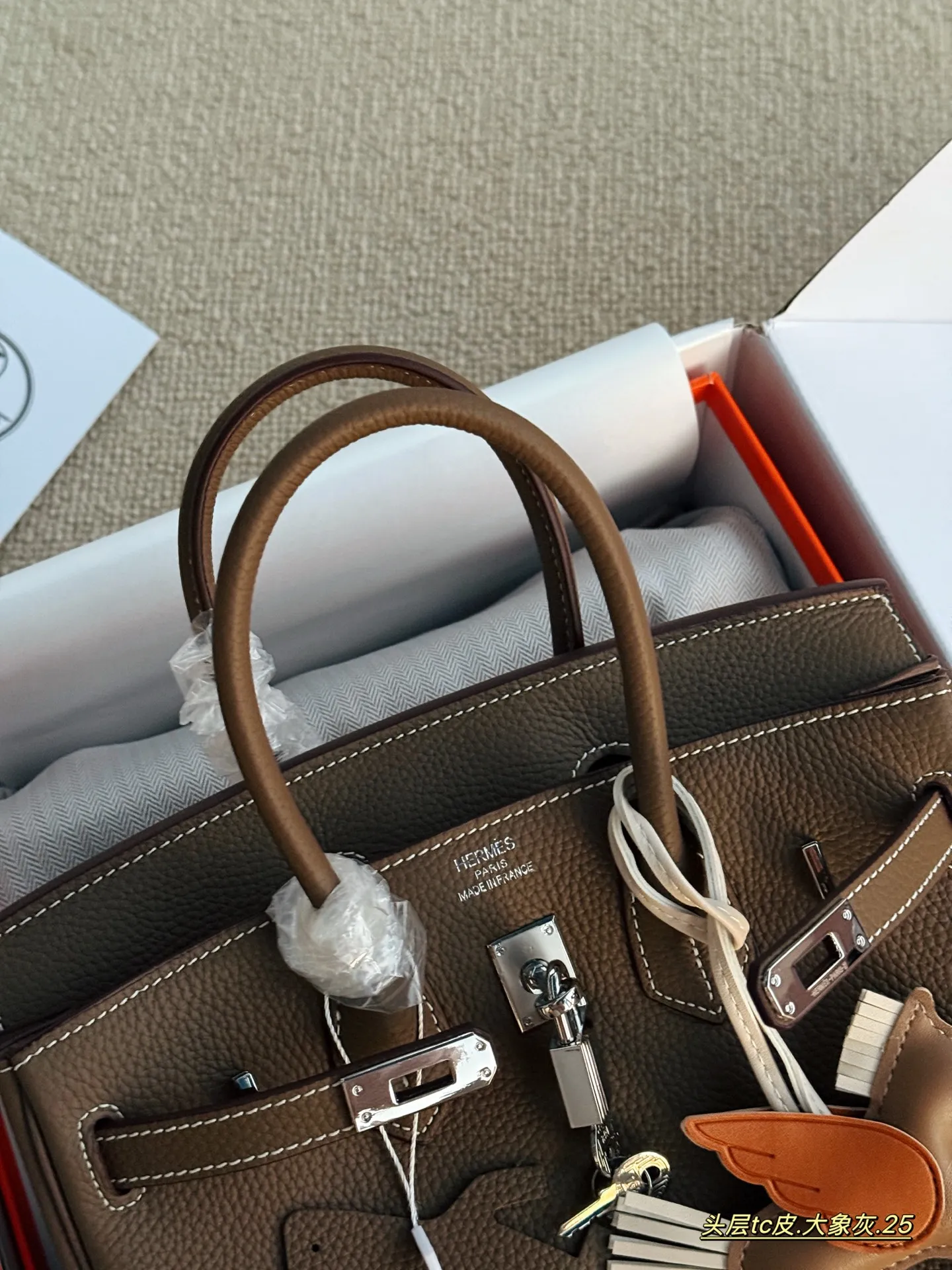 💰245 配全套包装 size：25cm 背铂金包的季节来啦 Bk25 原版品质 ✔️ 爱马仕|Birkin 25 tc牛皮 真的太可了，可咸可甜 超难买的绝美birkin！ 赠送小马 丝巾 小锁头哦！