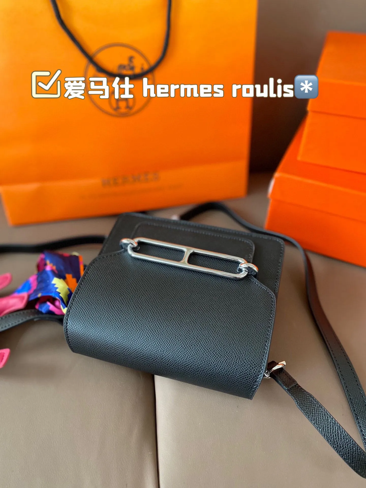 P185 hermes roulis这款包包设计的非常好看,是爱马仕包包里面比较低调的一款,不喜欢大Hlogo的朋友可以考虑入手这款,非常实用,很多明星都特别喜欢。爱马仕(H家)猪鼻子包 Roulis面向广大年轻人,线条简洁明快,极具个性的Logo标志,带点中性风格,适合追求品位生活的白领一族! 尺寸:18*15