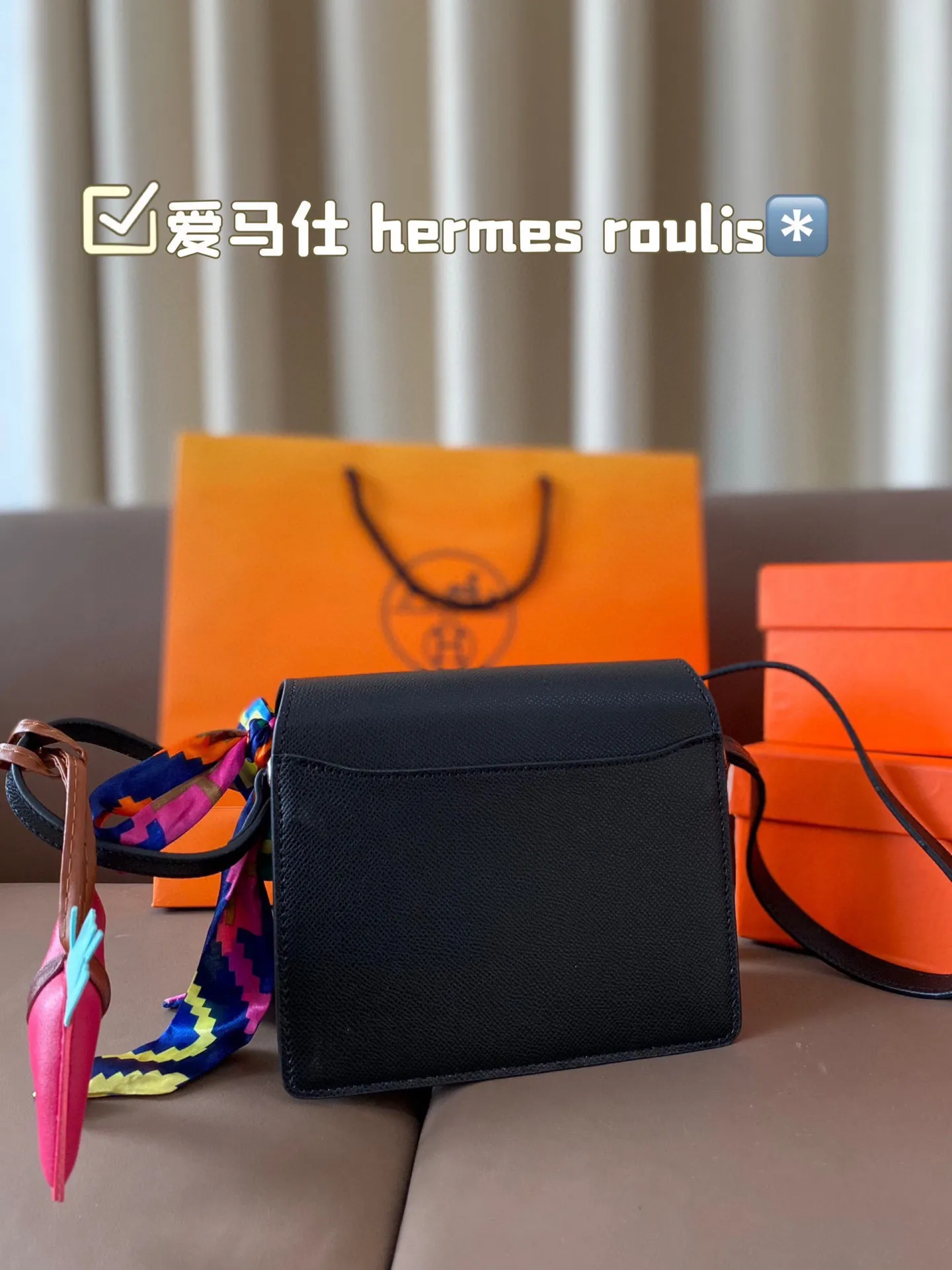 P185 hermes roulis这款包包设计的非常好看，是爱马仕包包里面比较低调的一款，不喜欢大Hlogo的朋友可以考虑入手这款，非常实用，很多明星都特别喜欢。爱马仕（H家）猪鼻子包 Roulis面向广大年轻人，线条简洁明快，极具个性的Logo标志，带点中性风格，适合追求品位生活的白领一族！ 尺寸：18*15