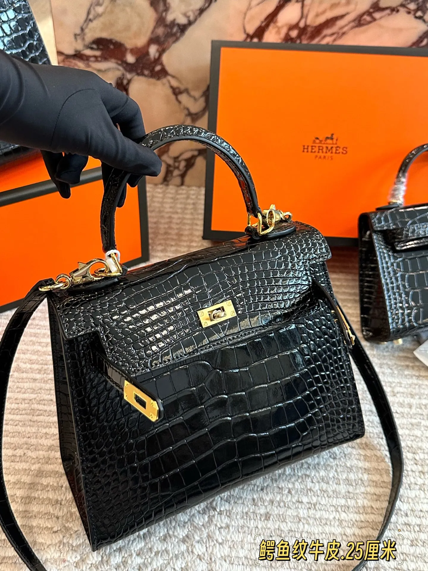 💰280、💰240、💰200 配盒 尺寸:28/25/20cm H家 爱马仕 kelly 真的太太太太好看 ⚠️鳄鱼纹牛皮 经典 必入款! 包包特别又质感!