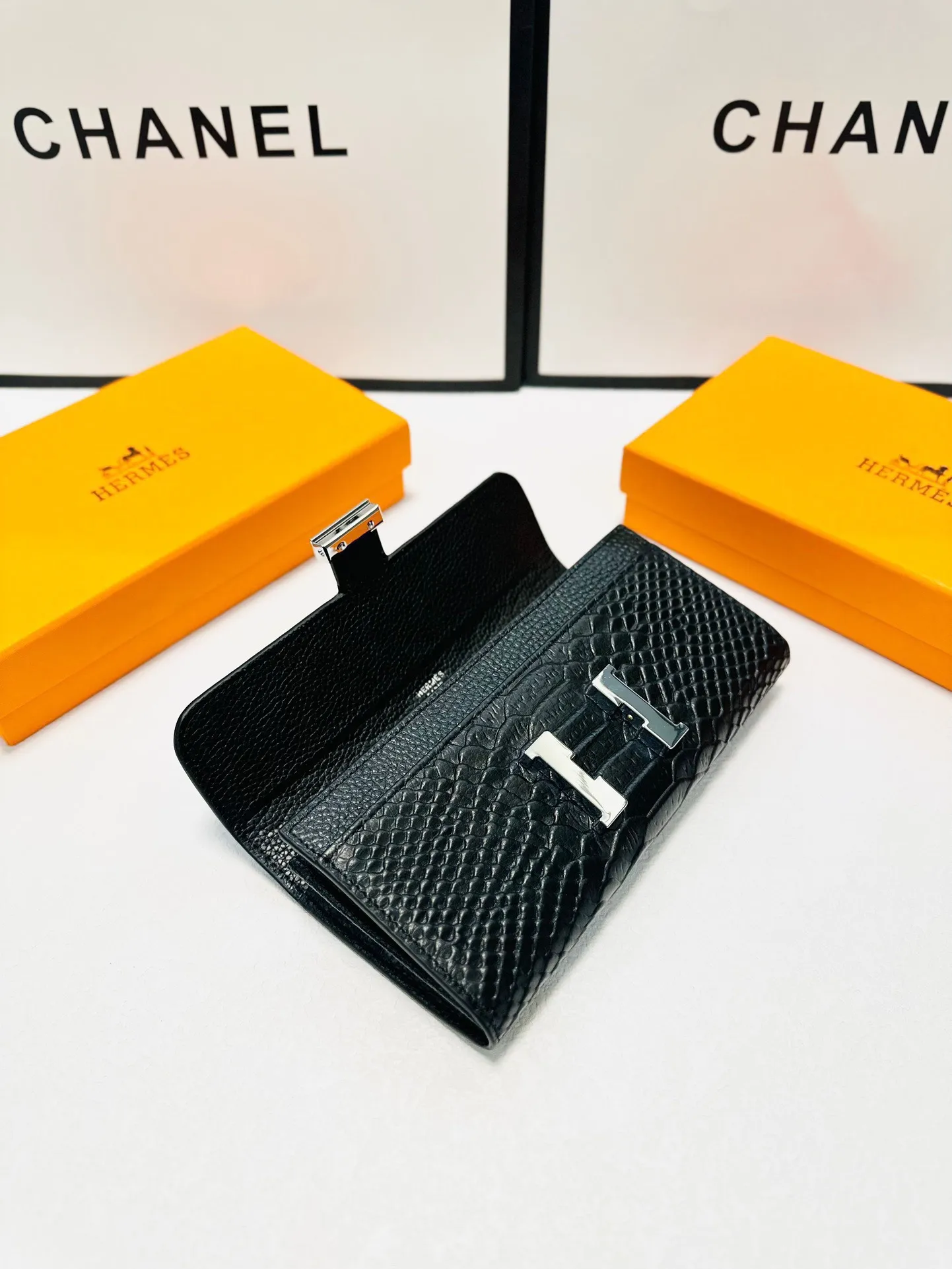 P95🎀🎀颜色 黑 粉🎀尺寸 19x10🎀爱马仕优质进口牛皮🐂 手感一流👏时尚设计💋潮版百搭,简约大方,经典永不过时💍