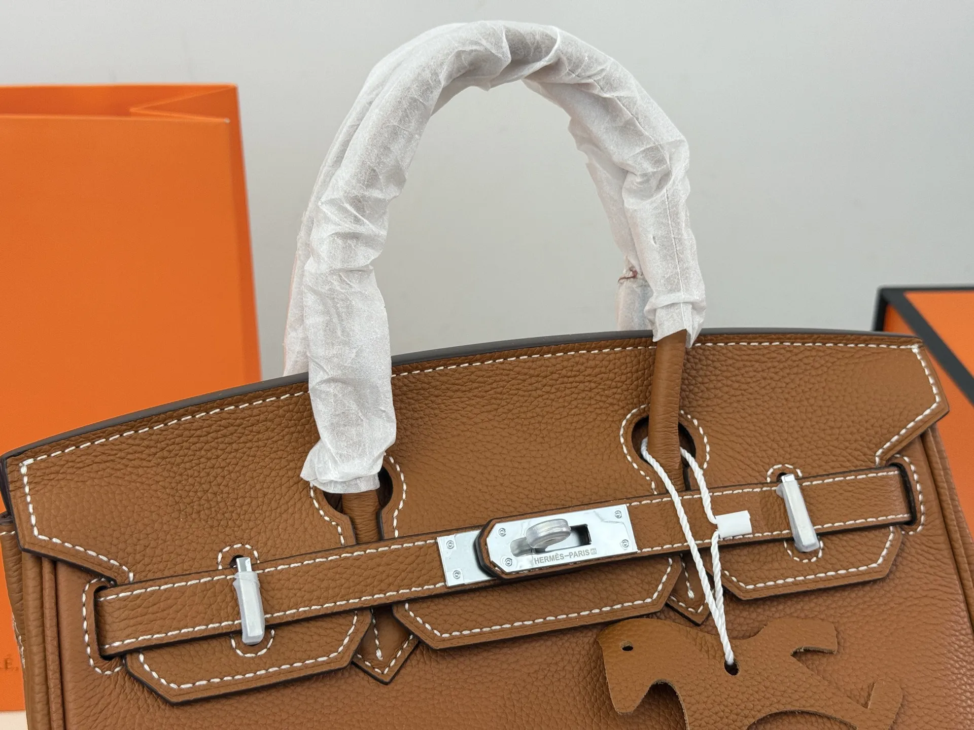 (折叠盒⚠️)p300 爱马仕Birkin铂金包(银扣) ✅顶级原单 头层牛皮 配丝巾 小飞马 细节无敌完美 配色敲级耐看 完美适配秋冬穿搭 容量满分 上身优雅有气质 size:30*22cm