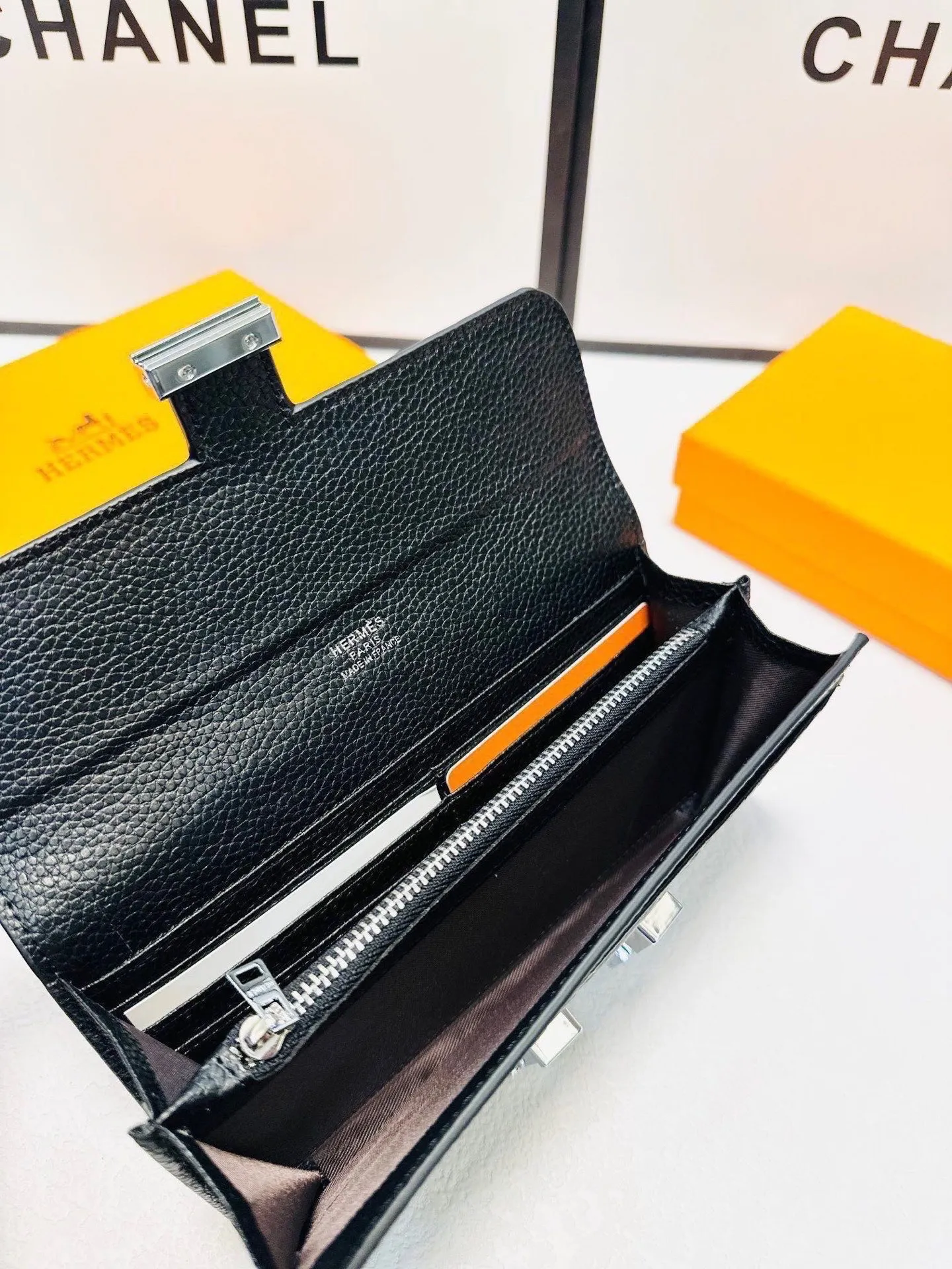 P95🎀🎀颜色 黑 粉🎀尺寸 19x10🎀爱马仕优质进口牛皮🐂 手感一流👏时尚设计💋潮版百搭,简约大方,经典永不过时💍