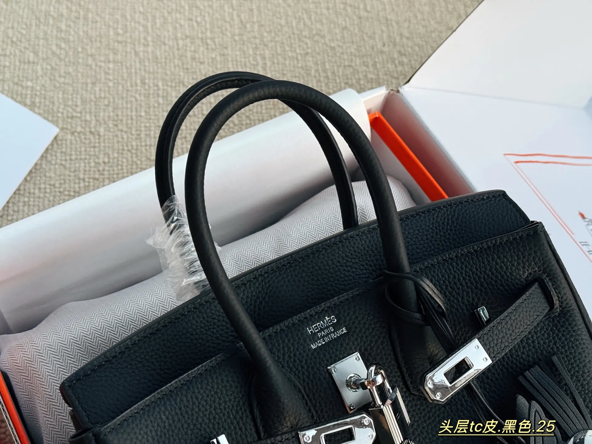 💰245 配全套包装 size:25cm 背铂金包的季节来啦 Bk25 原版品质 ✔️ 爱马仕|Birkin 25 tc牛皮 真的太可了,可咸可甜 超难买的绝美birkin! 赠送小马 丝巾 小锁头哦!