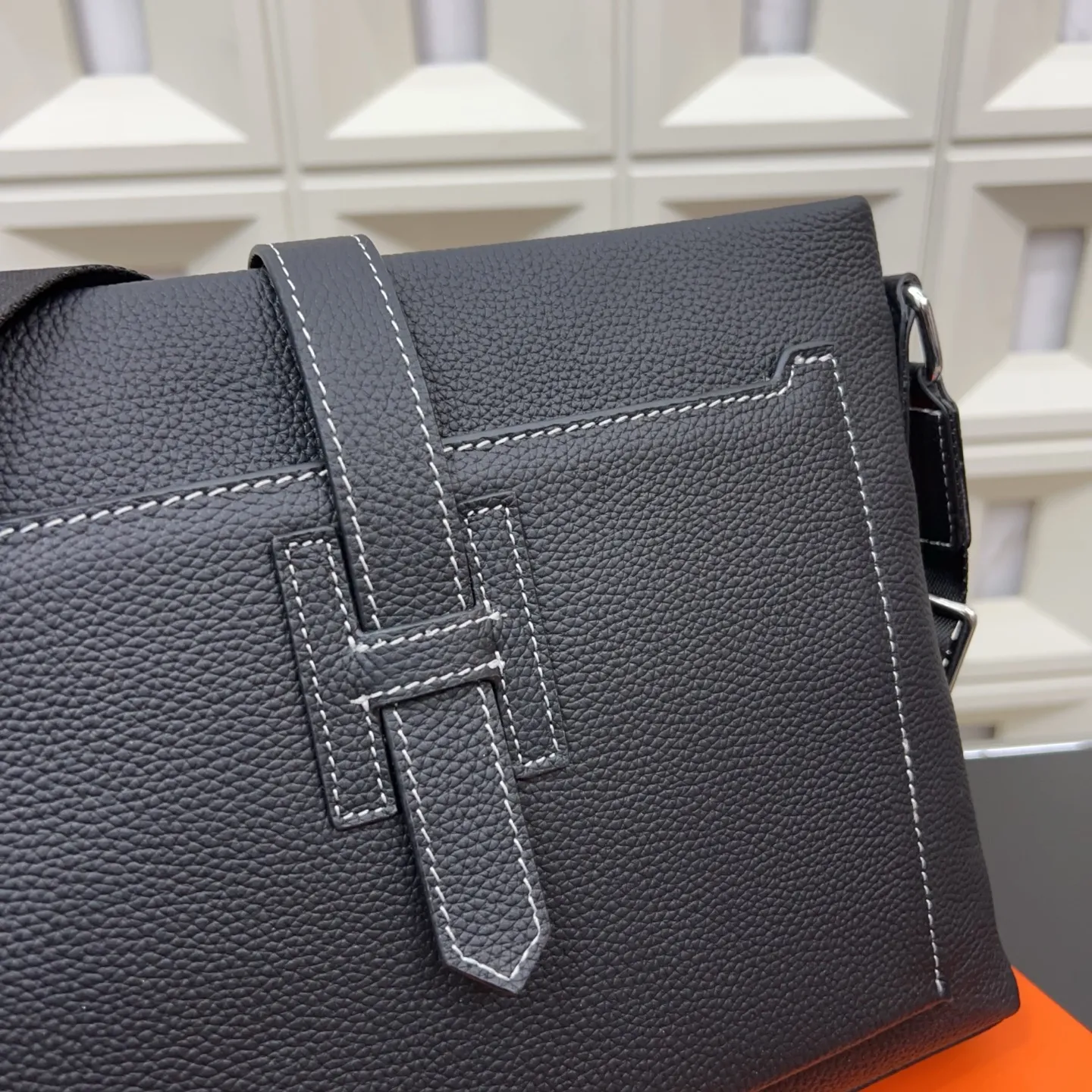 P230 Herm&egrave;s 爱马仕 邮差包 头层牛皮男士单肩斜挎包 实物拍摄 原厂原版面料 配送防尘袋 32 x 28cm