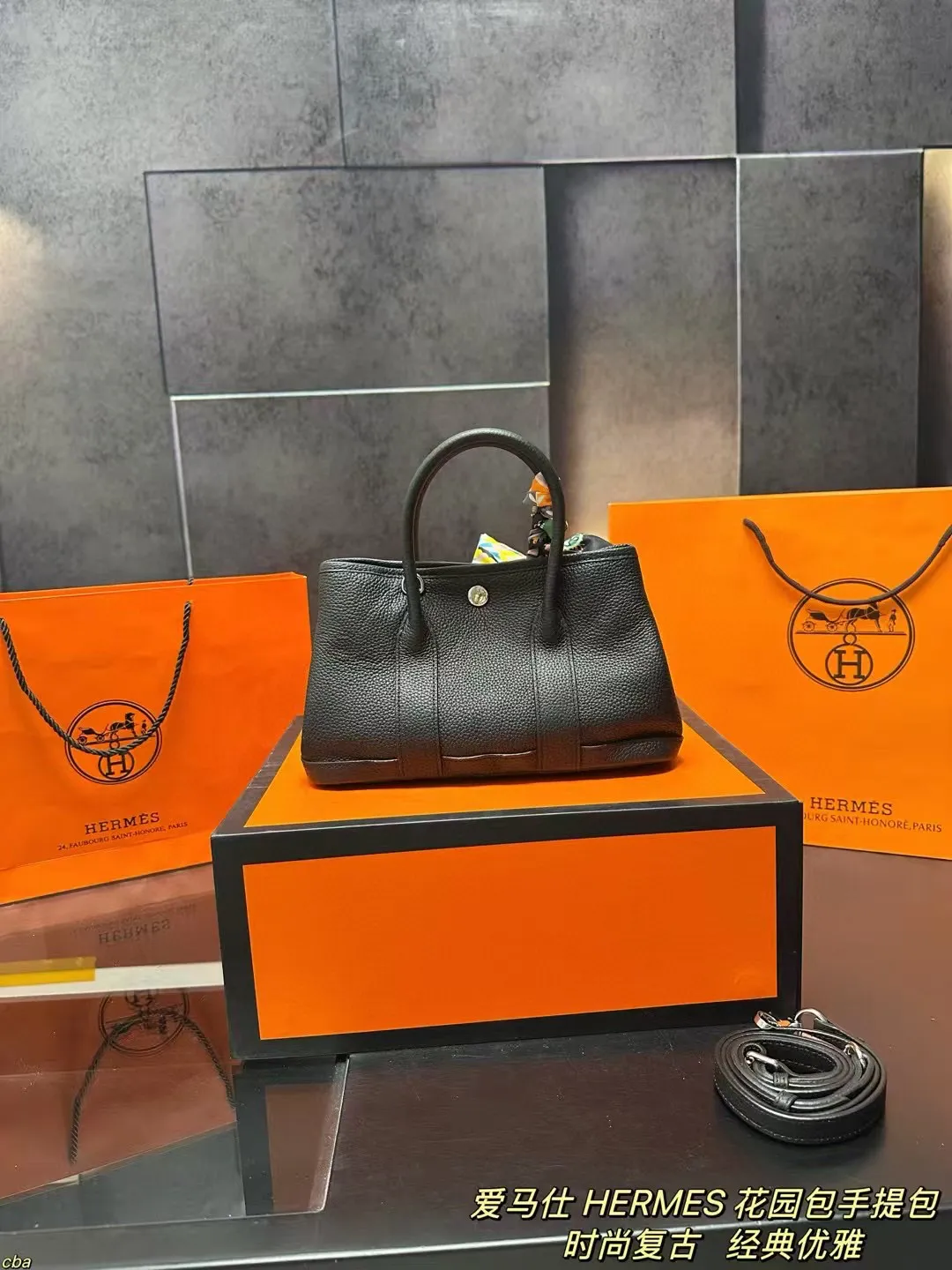 P210配盒 爱马仕 HERMES 花园包手提包 牛皮手提包,爱马仕花园包当作健身包瑜伽包再适合不过了!容量确实很ok的同时属于是慵懒随性低调中透露着奢华,经典百搭,上班通勤、差旅出行、当作妈咪包也ok,花园包才算是名副其实的菜篮子好吗!!实用性极强性价比极高,又不会过时的款式。两侧还有按扣可以调节,绝对是务实低调的代表! 尺寸:25*15.5cm