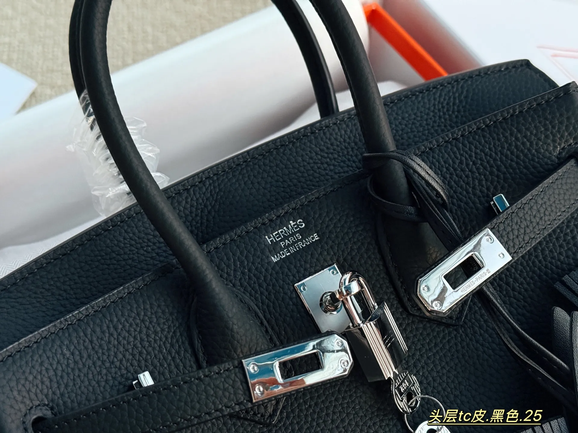 💰245 配全套包装 size：25cm 背铂金包的季节来啦 Bk25 原版品质 ✔️ 爱马仕|Birkin 25 tc牛皮 真的太可了，可咸可甜 超难买的绝美birkin！ 赠送小马 丝巾 小锁头哦！