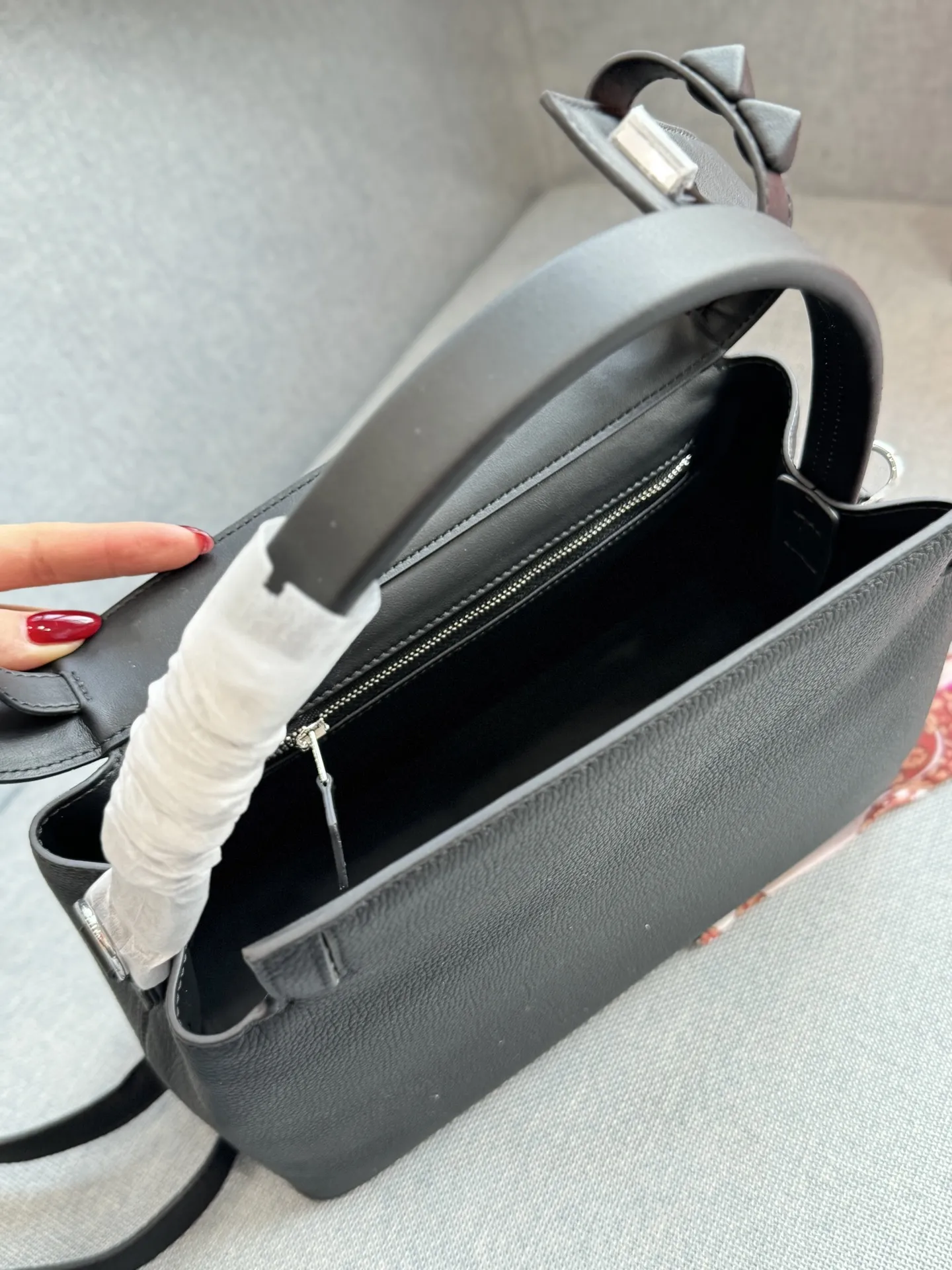 头层牛皮💰285 全套礼盒➕丝巾➕小马 size：27&times;16 HERMES爱马仕 Medor Bag 哑光金属 单肩斜挎包 手提包 像一件艺术品~ 被它的美貌打动 &ldquo;低调的时髦&rdquo;和&ldquo;不费力的型格&rdquo;。不追求繁复的装饰和鲜艳的色彩，通过版型、材质和色彩的统一感来营造高级感与酷帅气质。