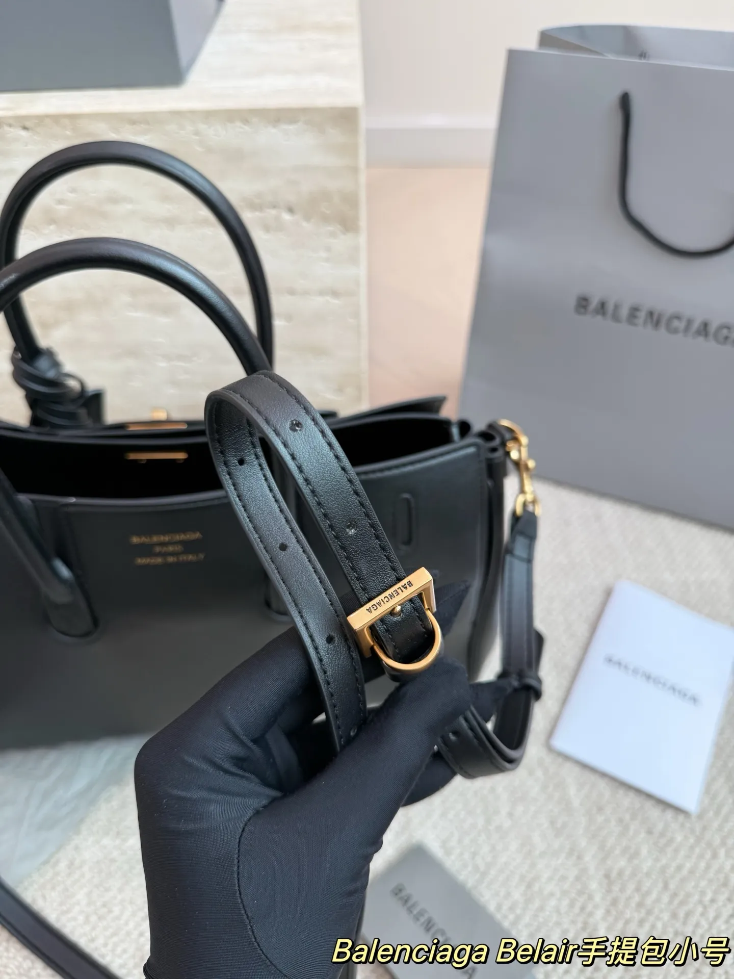 P300小号 卡戴珊look|巴黎世家 甲甲卡戴珊(Kim Kardashian)套装巴黎世家家的 (铂金包Balenciaga belair)黑色机车过膝靴穿出了卡戴珊的霸气. 。。今年巴黎世家的包把爱马仕玩的淋漓尽先是kelly redeo，又是birkin的belair。光价格没比爱 马仕便宜哦，真是又爱又恨的。尺寸 31.22