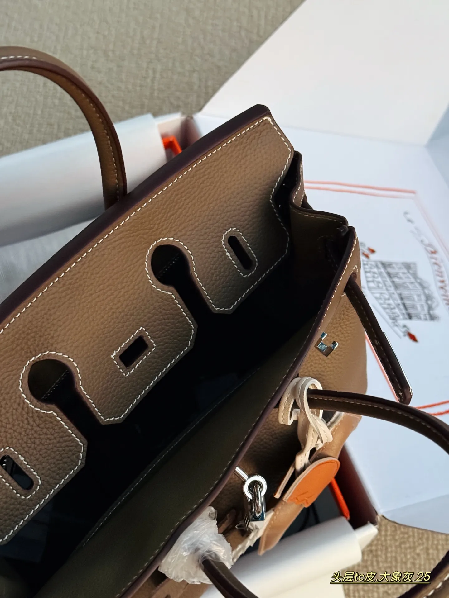 💰245 配全套包装 size：25cm 背铂金包的季节来啦 Bk25 原版品质 ✔️ 爱马仕|Birkin 25 tc牛皮 真的太可了，可咸可甜 超难买的绝美birkin！ 赠送小马 丝巾 小锁头哦！