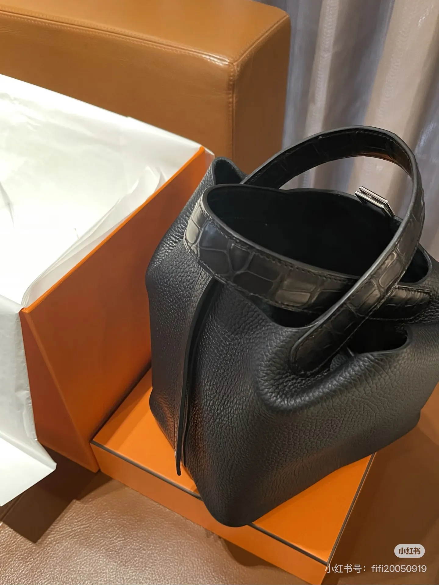 不会塌的菜篮子?爱马仕黑金鳄鱼手柄杀疯了! 👜菜篮子”の 爱马仕 picotin18 菜篮子18 水桶18 黑金 touch 🐊 谁说菜篮子只能买菜?这只#Hermes Picotin18 黑金Touch鳄鱼手柄——A刻+鳄鱼皮手柄,妥妥的“人间富贵花”标配,拎上它连空气都变贵了!