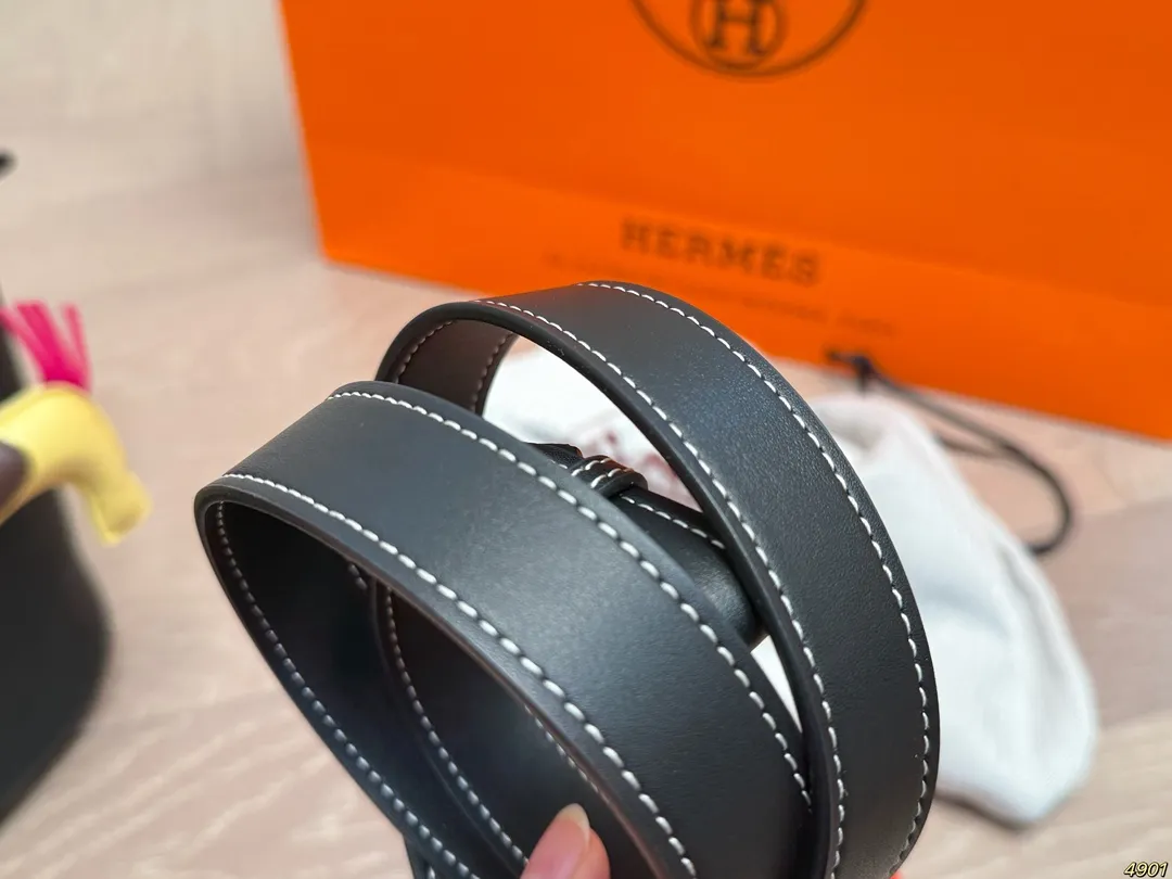 ¥210飞机盒配丝巾 爱马仕Hermes 猪鼻子菜篮子包 包型太可爱了 容量非常可,日常通勤都没问题 可咸可甜 质感满分 工艺非常讲究 细节立体感拉满 尺寸18 20