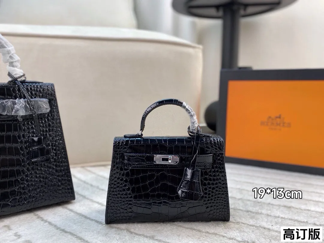 p260/p240/p180 全套包装🎁(高订版) 爱马仕Hermes Kelly 黑银亮面鳄鱼皮 妥妥的御姐范儿 上身真的是又酷又飒 我想没有御姐能拒绝这样一只kelly吧! 尺寸:28*22/25*17/19*13(纯皮)