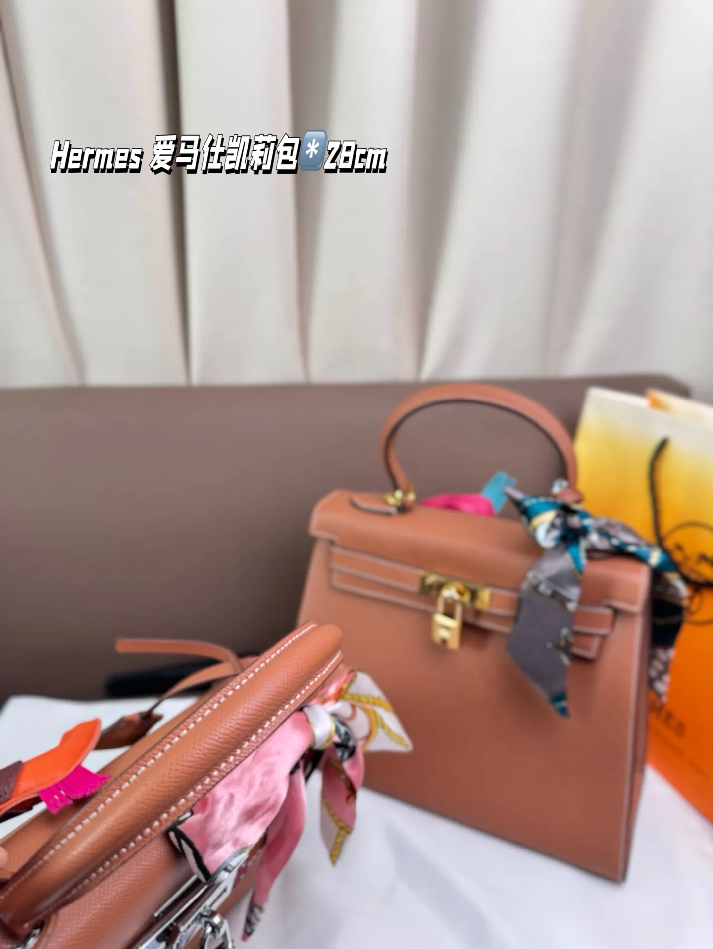 P205 Hermes 爱马仕凯莉包～ H家永恒的经典. 凯莉包好随意搭配，不管怎么穿，随便一背都好看 而且一点都不挑人很显气质 ，原版五金Logo，原版定制超有Feel 这款其实很韩风很chic 夏天搭裙子衬衣真的很nice 尺寸28*22