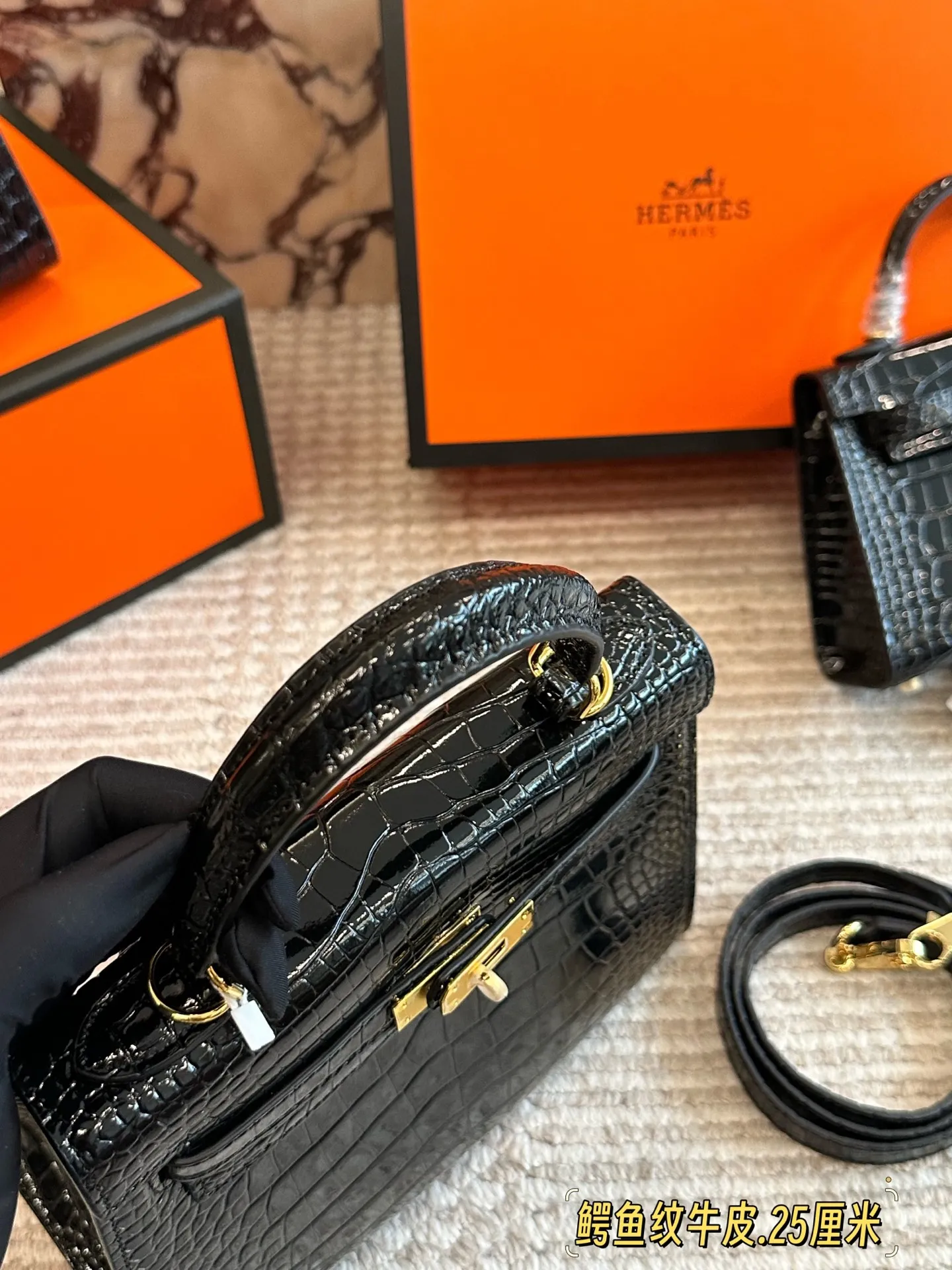 💰280、💰240、💰200 配盒 尺寸:28/25/20cm H家 爱马仕 kelly 真的太太太太好看 ⚠️鳄鱼纹牛皮 经典 必入款! 包包特别又质感!