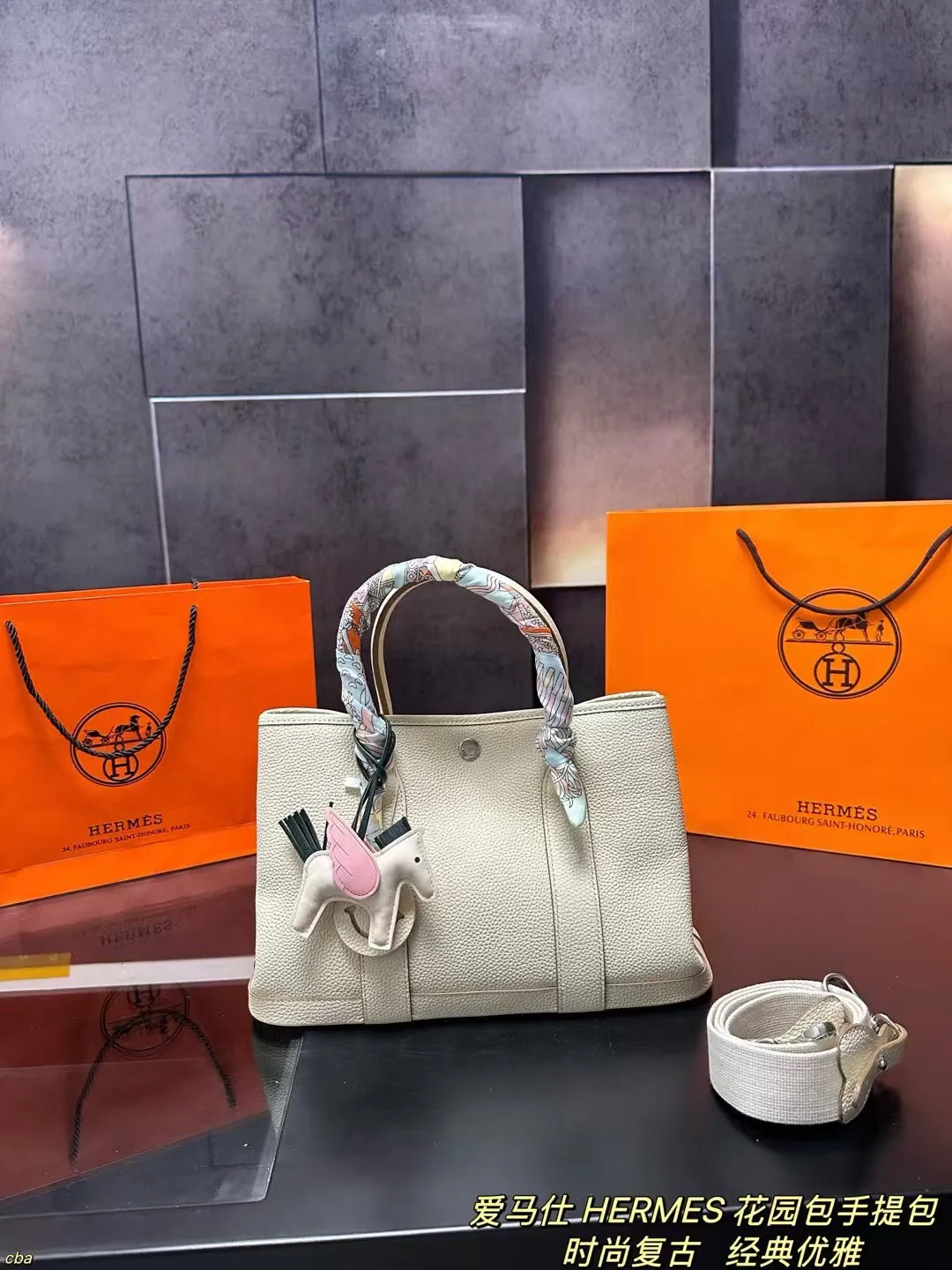 P230配盒 爱马仕 HERMES 花园包手提包 牛皮手提包,爱马仕花园包当作健身包瑜伽包再适合不过了!容量确实很ok的同时属于是慵懒随性低调中透露着奢华,经典百搭,上班通勤、差旅出行、当作妈咪包也ok,花园包才算是名副其实的菜篮子好吗!!实用性极强性价比极高,又不会过时的款式。两侧还有按扣可以调节,绝对是务实低调的代表! 尺寸:31*20cm