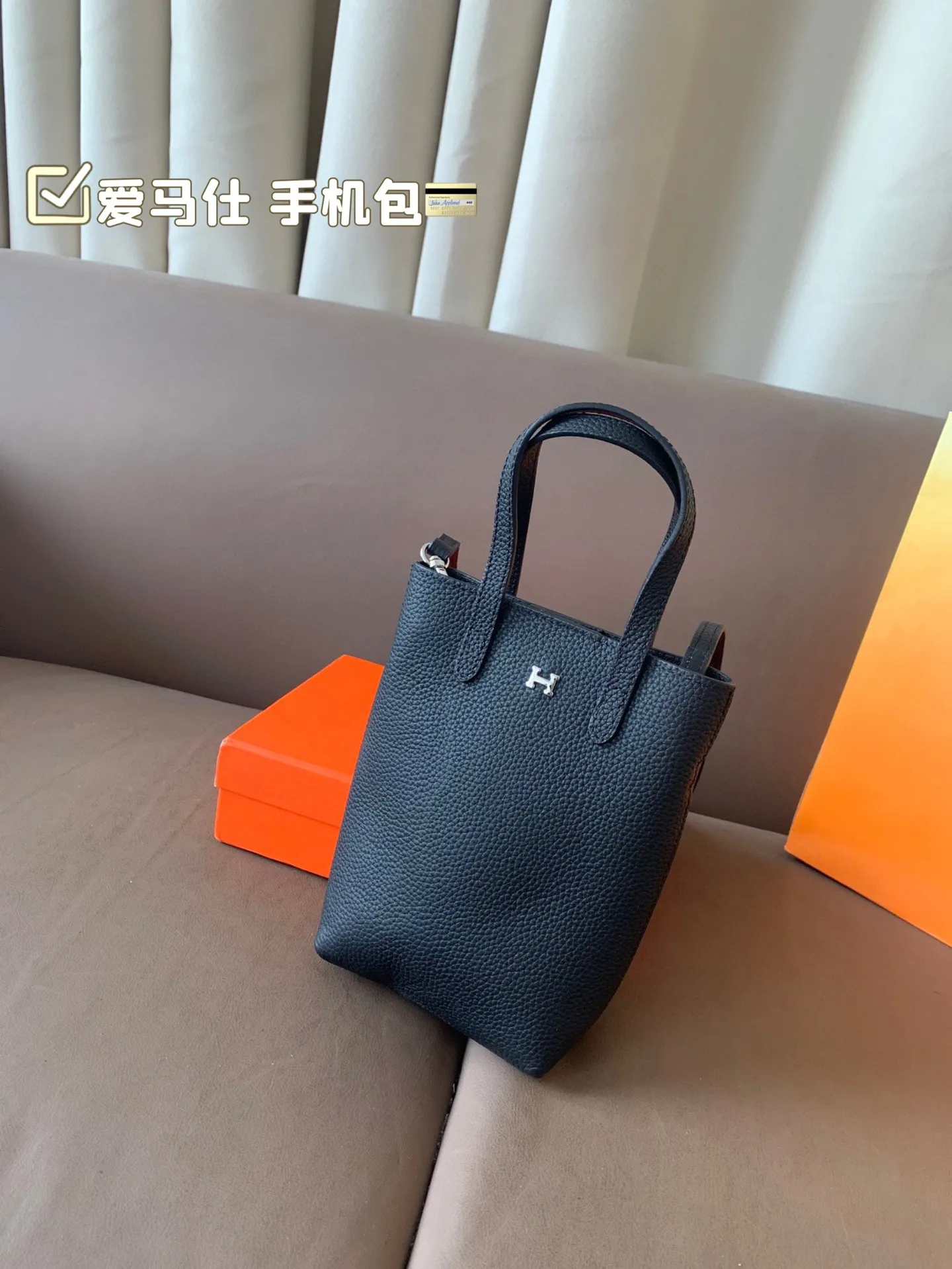 P105(牛皮) 爱马仕 手机包 无论男女都非常好背 大小适中,手机、车钥匙、等等都可以轻松放尺寸11*18 配盒