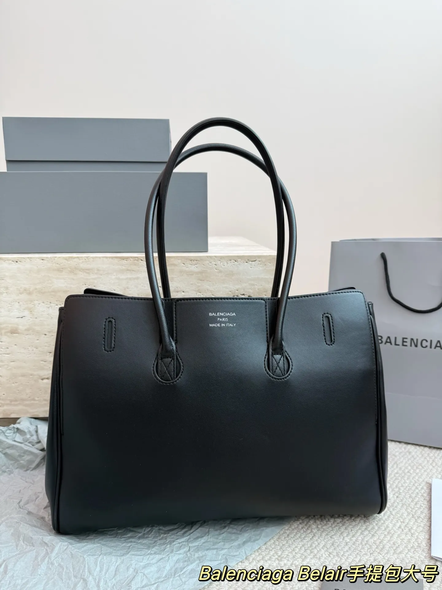 P300大号 卡戴珊look|巴黎世家 甲甲卡戴珊(Kim Kardashian)套装巴黎世家家的 (铂金包Balenciaga belair)黑色机车过膝靴穿出了卡戴珊的霸气. 。。今年巴黎世家的包把爱马仕玩的淋漓尽先是kelly redeo，又是birkin的belair。光价格没比爱 马仕便宜哦，真是又爱又恨的。尺寸 36.28