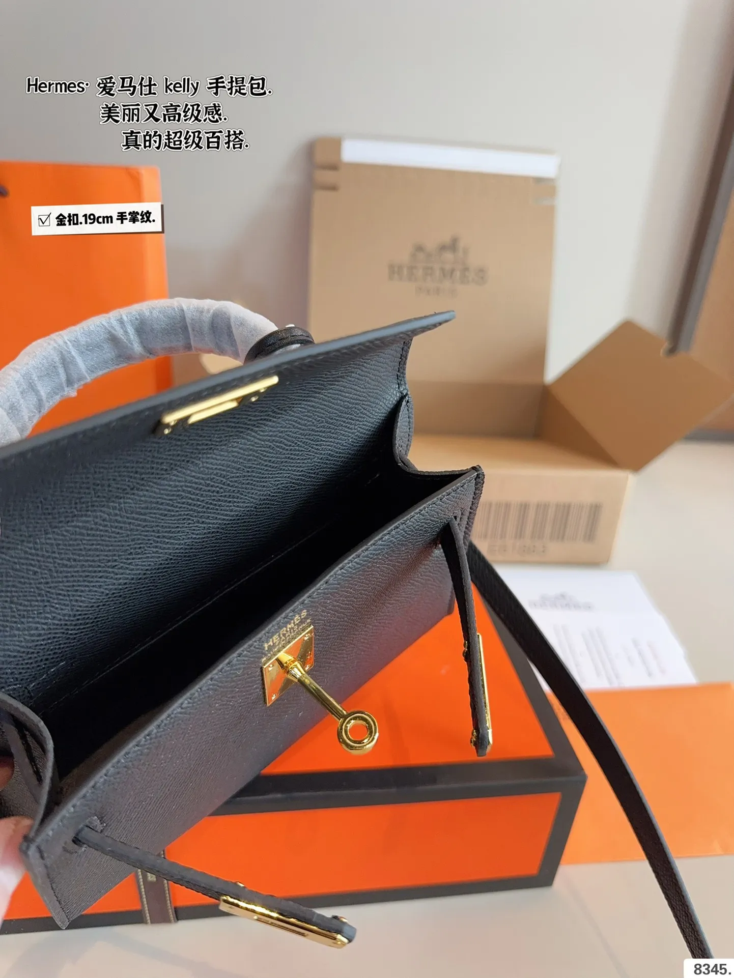 p175配礼盒🎁. 爱马仕 凯莉 kelly 二代 真的太香了 属于日常休闲跟 女人味都可以驾驭的那种 自己搭配了肩带 平时带 娃也可以解放双手 跟朋友下午茶手提更有feel哦 除了随身携带的化妆品 还有再放一个手机尺寸：19*6*12cm