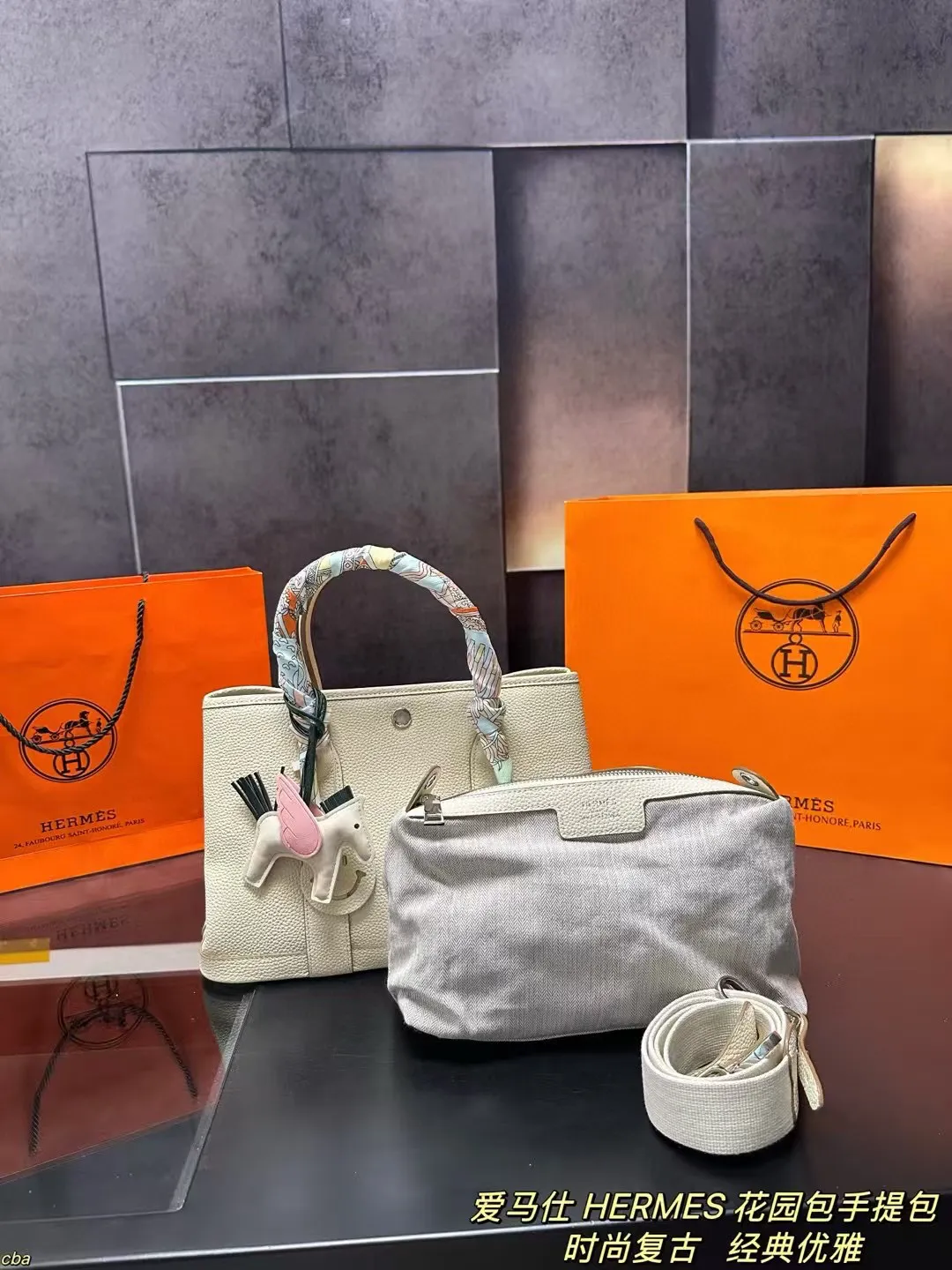 P230配盒 爱马仕 HERMES 花园包手提包 牛皮手提包，爱马仕花园包当作健身包瑜伽包再适合不过了!容量确实很ok的同时属于是慵懒随性低调中透露着奢华，经典百搭，上班通勤、差旅出行、当作妈咪包也ok，花园包才算是名副其实的菜篮子好吗!!实用性极强性价比极高，又不会过时的款式。两侧还有按扣可以调节，绝对是务实低调的代表！ 尺寸：31*20cm