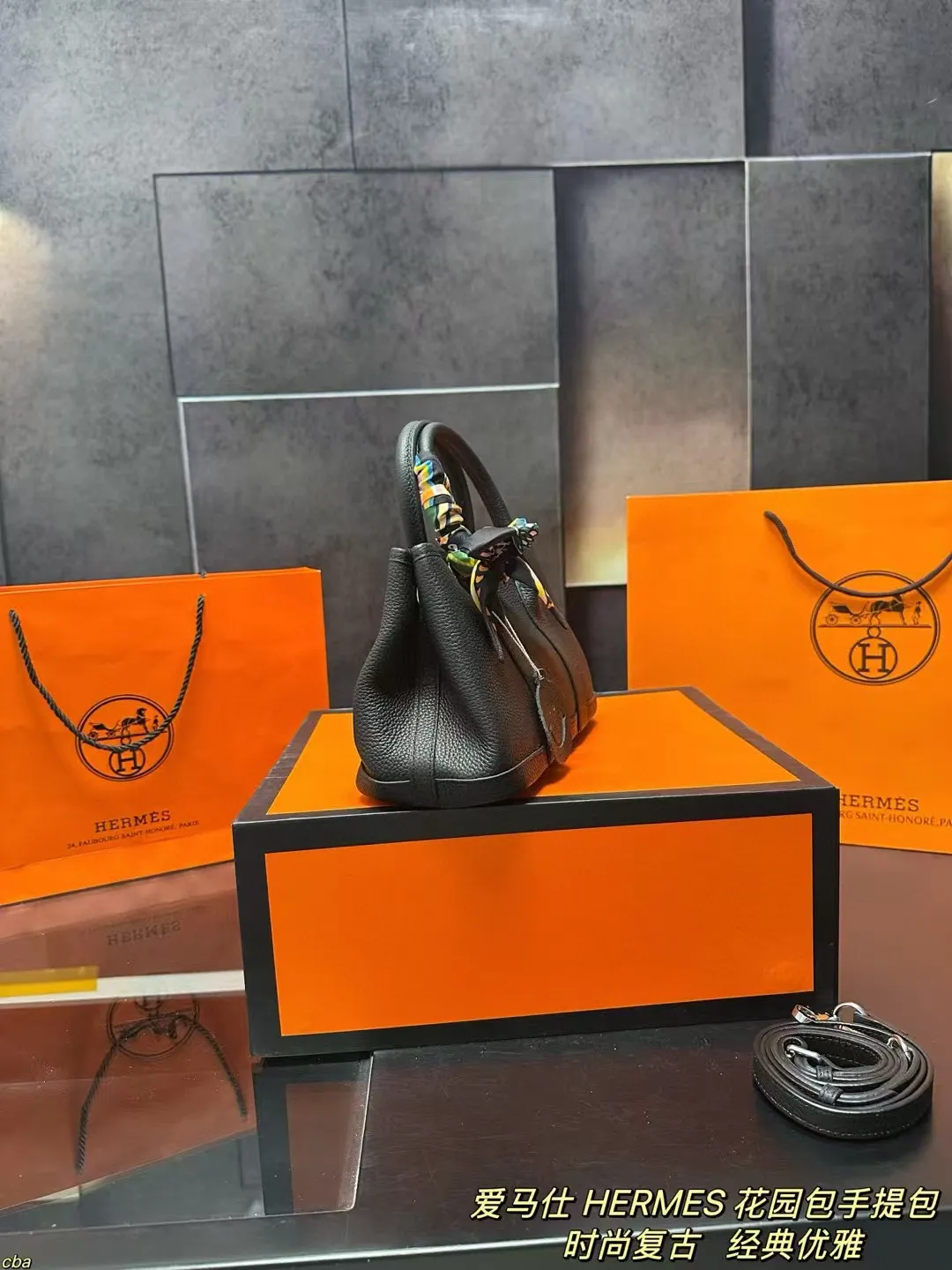 P210配盒 爱马仕 HERMES 花园包手提包 牛皮手提包，爱马仕花园包当作健身包瑜伽包再适合不过了!容量确实很ok的同时属于是慵懒随性低调中透露着奢华，经典百搭，上班通勤、差旅出行、当作妈咪包也ok，花园包才算是名副其实的菜篮子好吗!!实用性极强性价比极高，又不会过时的款式。两侧还有按扣可以调节，绝对是务实低调的代表！ 尺寸：25*15.5cm