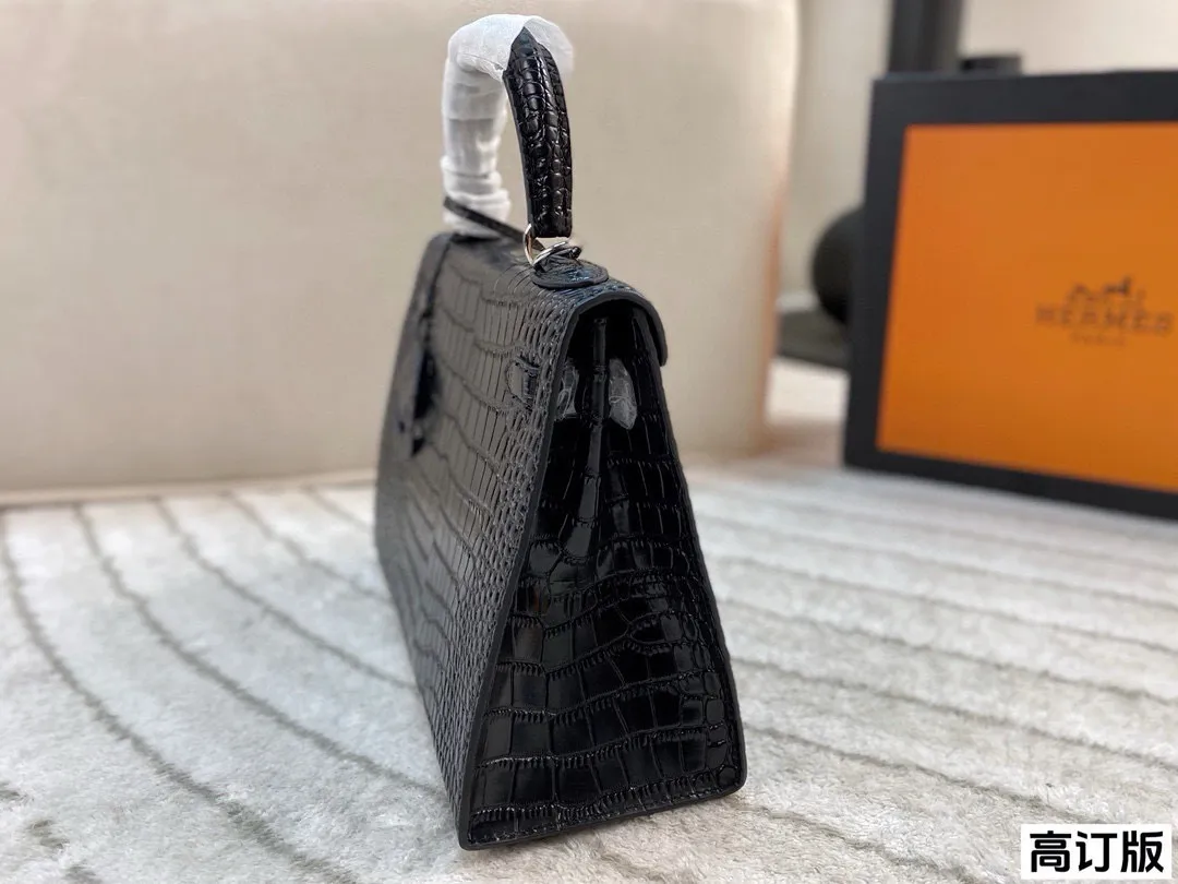 p260/p240/p180 全套包装🎁（高订版） 爱马仕Hermes Kelly 黑银亮面鳄鱼皮 妥妥的御姐范儿 上身真的是又酷又飒 我想没有御姐能拒绝这样一只kelly吧！ 尺寸：28*22/25*17/19*13(纯皮)