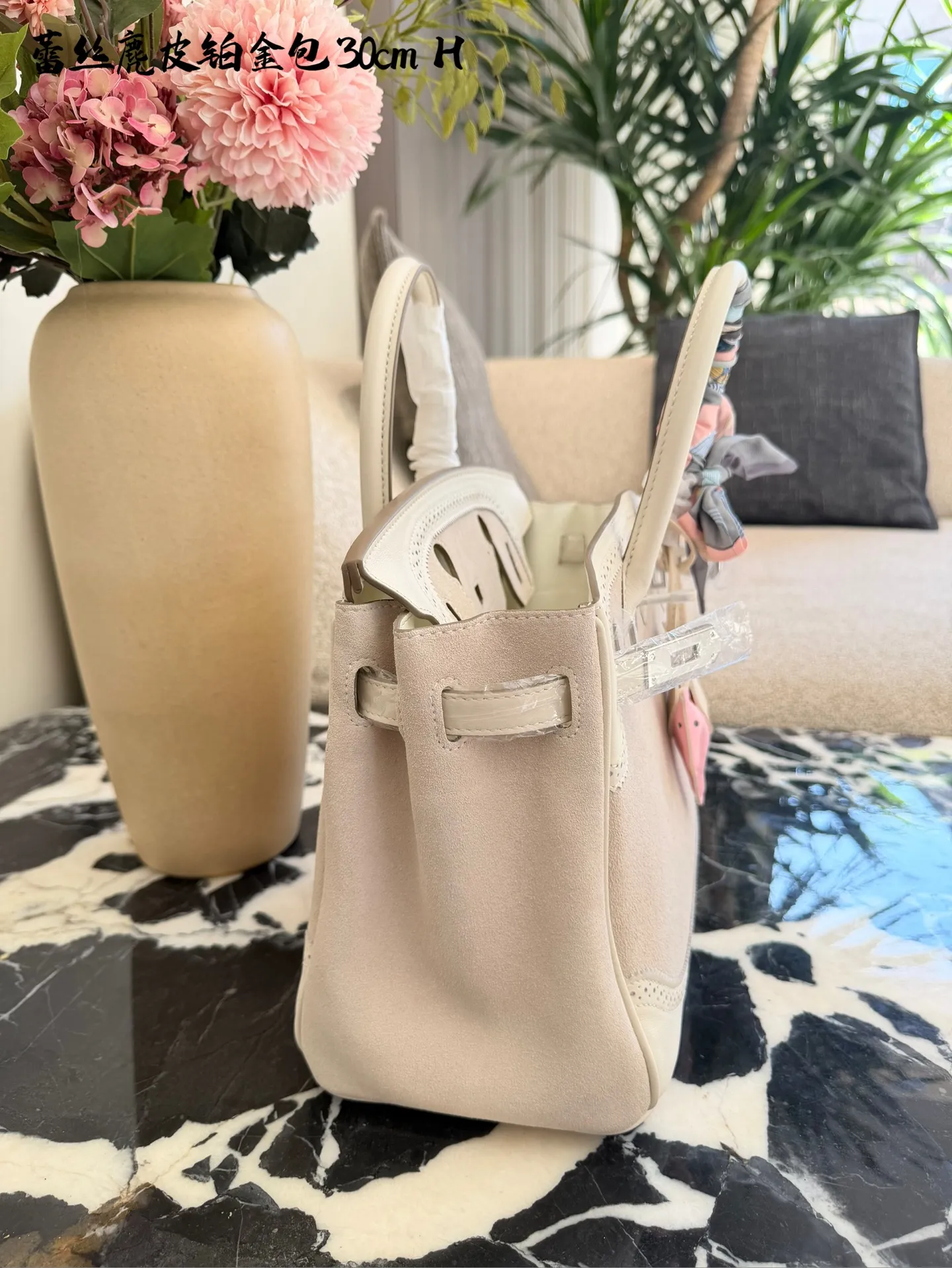 p340 Birkin30珍珠白铂金包|优雅故事的梦幻逸品 🌙 前任主人的故事 前任主人是资深爱马仕藏家,当初为了重要场合定制这只 Birkin 30,珍珠灰配白银 Swift 皮,蕾丝边装饰更添柔美。后来因个人风格转向极简,虽万分不舍,仍希望它能继续陪伴懂它的人,让这份优雅延续。 💎 设计与品质解析 ✨设计故事:Birkin 系列本就是爱马仕经典传奇,这只珍珠灰配色温柔高级,蕾丝边装饰打破常规,将法式浪漫与铂金包的大气融合,背出街就是 “行走的高奢名片”。 ✨材质与成色:采用细腻柔软的 Swift 皮,触感如丝绸般顺滑;珍珠灰配色高级不挑人,白银金属扣精致闪耀。成色近乎闲置未使用,五金无氧化,皮质无磨损,宛如全新。 ✨尺寸与实用度:30*15*21.5cm 黄金尺寸,日常通勤能装下平板、钱包、化妆品;出席晚宴、商务场合,随手拎起即刻提升气场。