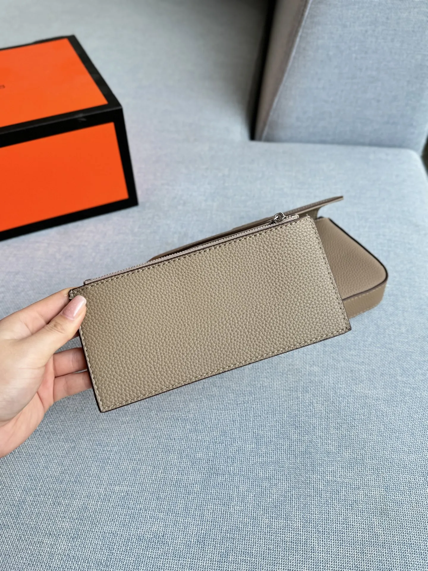 💰155 全套礼盒 size：21&times;13 HERMES爱马仕 信封包 单肩包 斜挎包 爱马仕的 信封包的优势就是小巧轻便，出门随手一拿往身上 一背，优雅感随之即来！