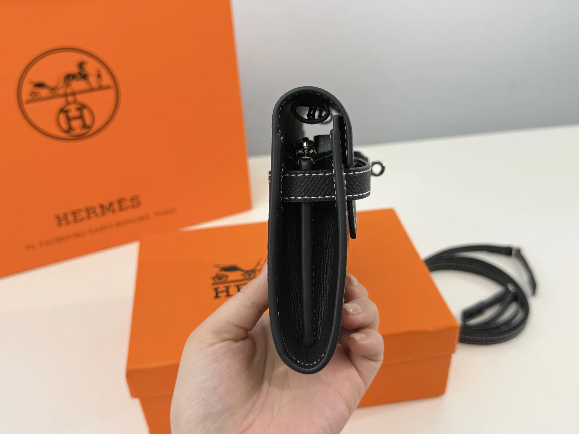 （配礼盒⚠️）p160 爱马仕 woc单肩包.也能这么温油woc Ado woc Ado 在Kelly包的基础上，增加了一条长肩带.Ado其实是复刻96年爱马仕推出的双肩包，整体设计 还是蛮可爱的，温温柔柔的带点学院风，风格比较年 轻。Kylie Jenner的女儿 Stormi就有一只 Ado， 小女生背起来也毫无违和感！超级实用 尺寸：21*3*13cm