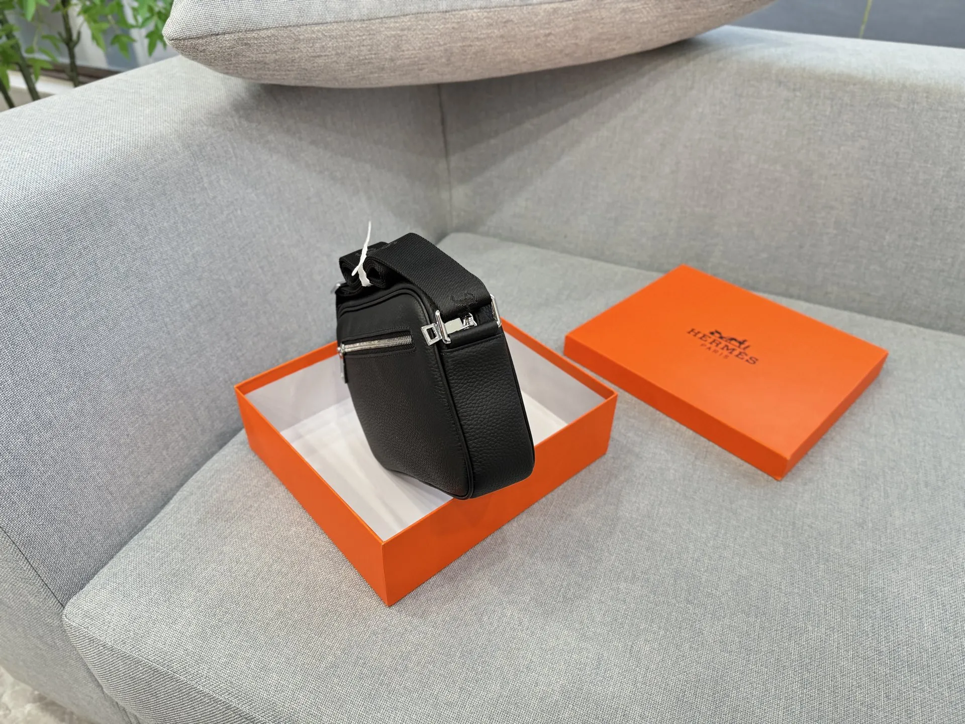 💰145 天地盖 size:24×17 HERMES爱马仕 相机包 单肩包 斜挎包 相机包简直是宝藏单品🎁!容量超可,手机、粉饼、钥匙啥的轻松装下,实用性💯。背法还超多,单肩、斜挎、手提随意切换。特别是斜挎,时髦又利落,配牛仔裤 T 恤休闲,搭连衣裙优雅,怎么搭都好看,出街回头率爆表👀
