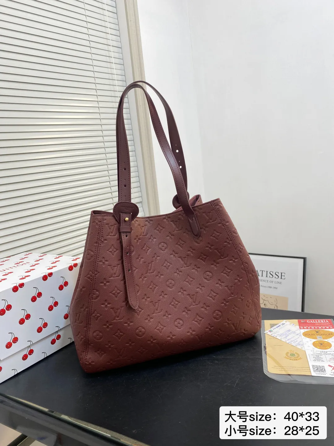 🅿️大号💰215小号💰210 配折叠盒 尺寸40*33/28*25 LV 酒红系列ALL IN ONE 品牌徽标压印 这款包包的造型很优雅,线条流畅, 搭配金色锁头装饰,细节处尽显奢华质感 2200