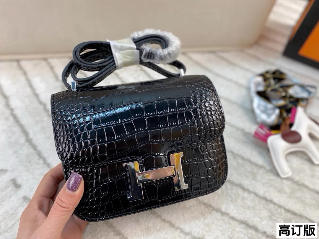 p190 全套包装🎁(高订版) 爱马仕Hermes Constance19黑银亮面鳄鱼纹黑银配色,真的是太经典啦!黑色的沉稳与银色的闪耀完美结合✨这种配色超级百搭 谁能不心动呢!尺寸:19*15(牛皮)