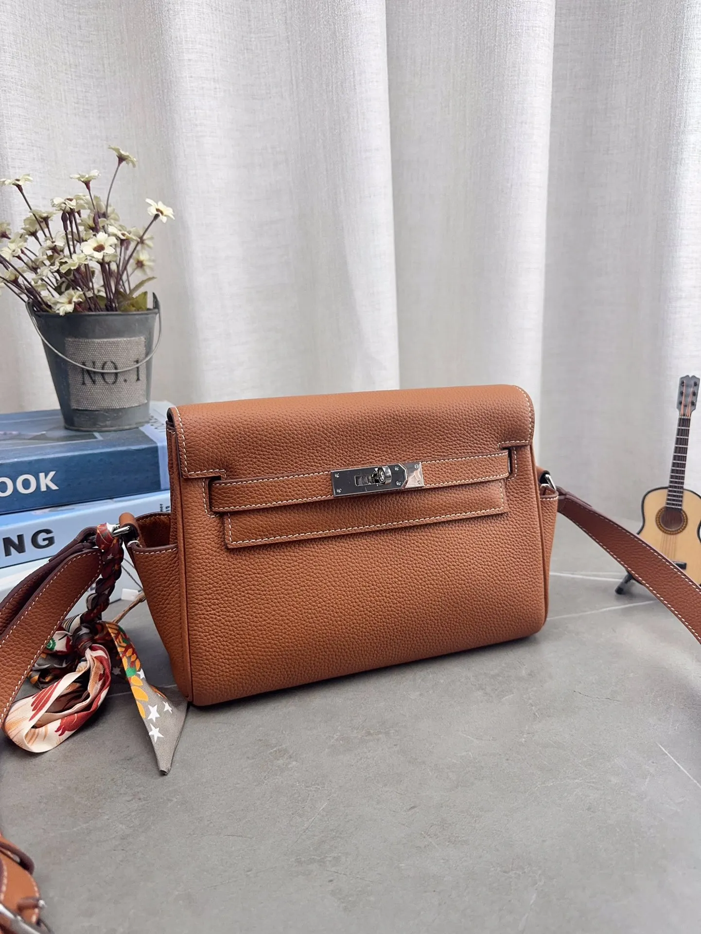 配折叠礼盒 H家 爱马仕 kelly 邮差包 男女同款尺寸刚刚好！ 真的太太太太好看 ⚠️牛皮 包包特别又质感！ 尺寸24*18cm p225