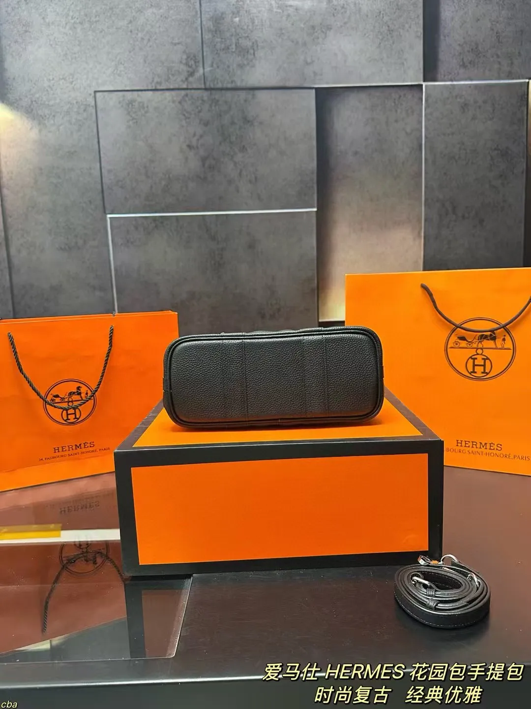 P210配盒 爱马仕 HERMES 花园包手提包 牛皮手提包，爱马仕花园包当作健身包瑜伽包再适合不过了!容量确实很ok的同时属于是慵懒随性低调中透露着奢华，经典百搭，上班通勤、差旅出行、当作妈咪包也ok，花园包才算是名副其实的菜篮子好吗!!实用性极强性价比极高，又不会过时的款式。两侧还有按扣可以调节，绝对是务实低调的代表！ 尺寸：25*15.5cm