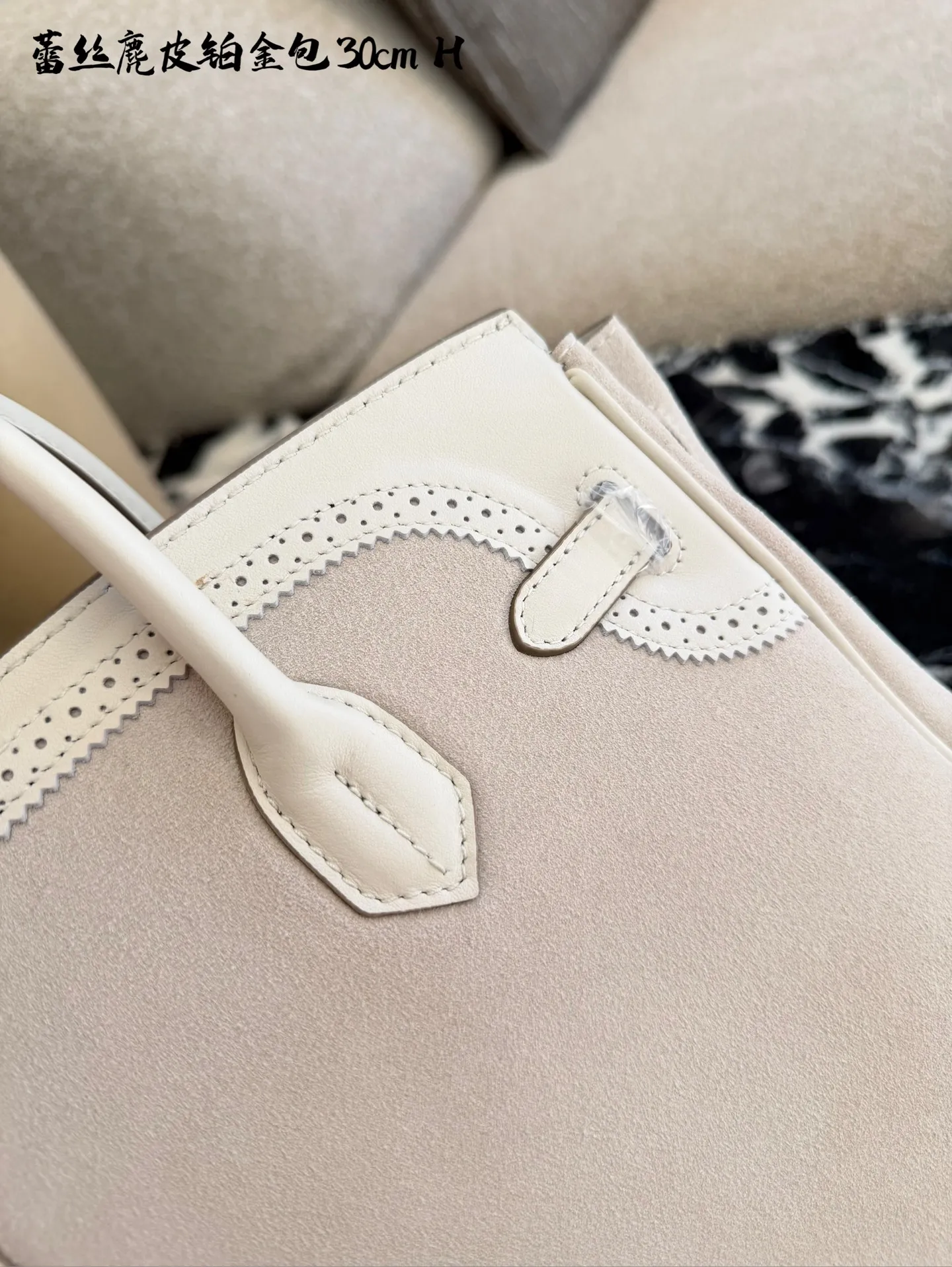 p340 Birkin30珍珠白铂金包|优雅故事的梦幻逸品 🌙 前任主人的故事 前任主人是资深爱马仕藏家,当初为了重要场合定制这只 Birkin 30,珍珠灰配白银 Swift 皮,蕾丝边装饰更添柔美。后来因个人风格转向极简,虽万分不舍,仍希望它能继续陪伴懂它的人,让这份优雅延续。 💎 设计与品质解析 ✨设计故事:Birkin 系列本就是爱马仕经典传奇,这只珍珠灰配色温柔高级,蕾丝边装饰打破常规,将法式浪漫与铂金包的大气融合,背出街就是 “行走的高奢名片”。 ✨材质与成色:采用细腻柔软的 Swift 皮,触感如丝绸般顺滑;珍珠灰配色高级不挑人,白银金属扣精致闪耀。成色近乎闲置未使用,五金无氧化,皮质无磨损,宛如全新。 ✨尺寸与实用度:30*15*21.5cm 黄金尺寸,日常通勤能装下平板、钱包、化妆品;出席晚宴、商务场合,随手拎起即刻提升气场。