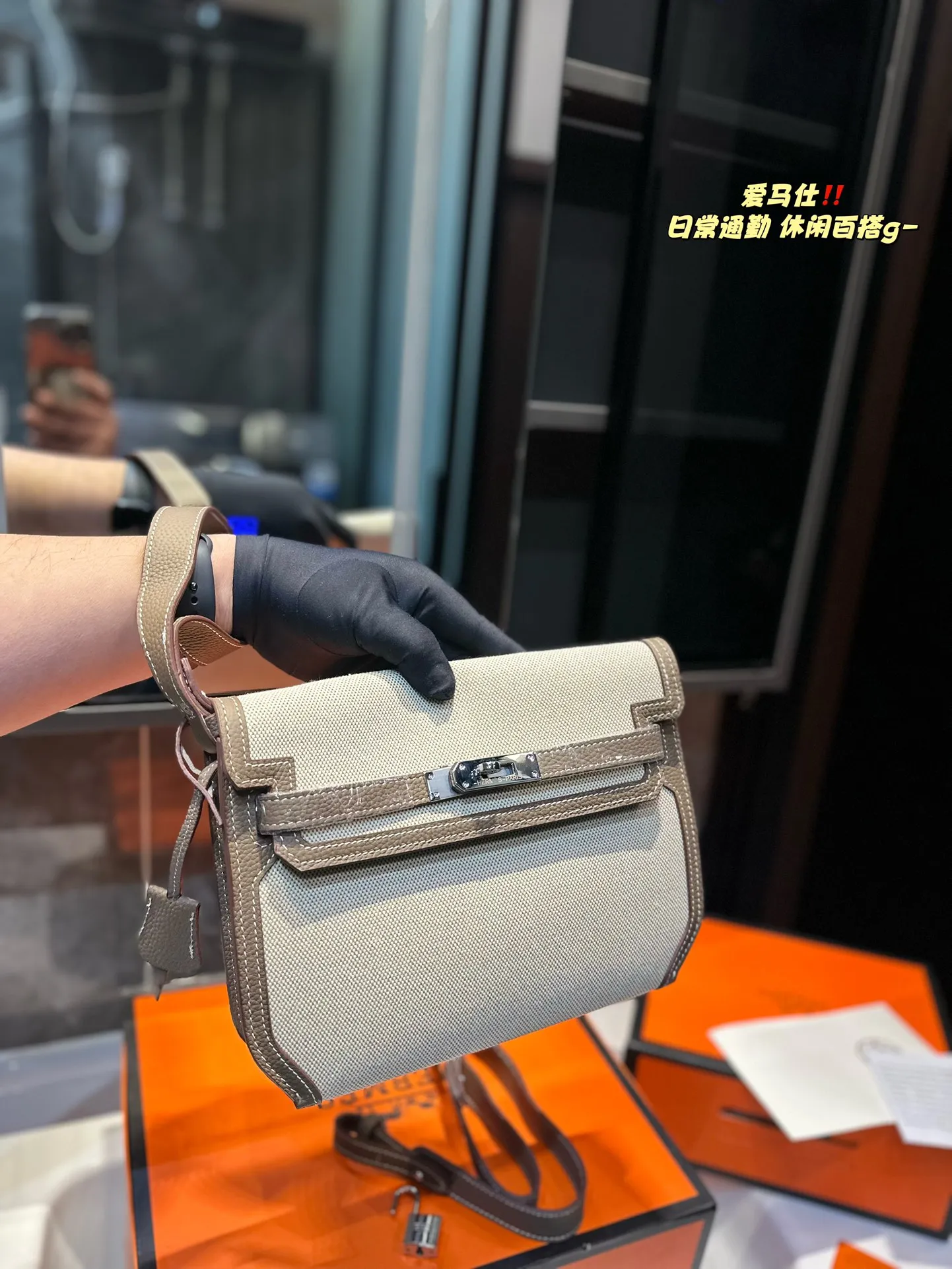 ❤️p250(折叠礼盒)❤️ 极简百搭|爱马仕凯莉邮差包真的好看哭~百搭时髦^_^^_^邮差包凯莉包单肩腋下背真的太好看了~ 帆布牛皮版型做工很高级气质 肩带可调节细节真的做得太好看啦 气质感拉满 尺寸:25 19 cm