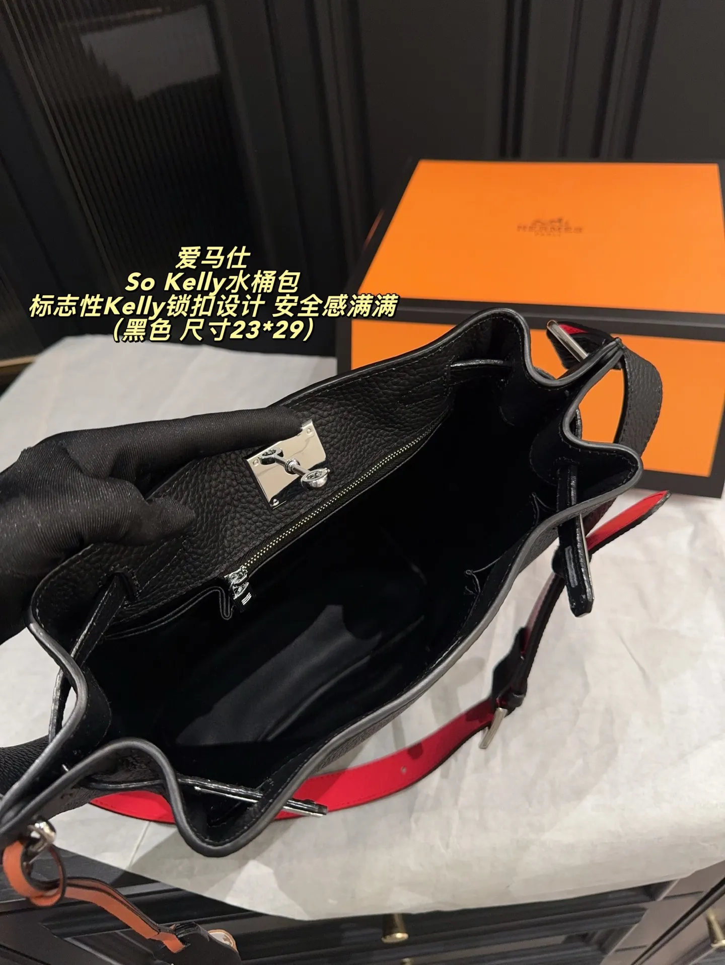 P280配折叠盒⚠️尺寸23*29 爱马仕 So Kelly水桶包 采用Togo荔枝纹牛皮,银色五金件点缀,简约又有层次感。标志性Kelly锁扣设计,安全感满满。容量适中,通勤或短途出行都很合适。肩带可调节,支持单肩或斜挎,实用性超强L。So Kelly系列已停产,成为中古市场热门收藏款,稀缺又有保值潜力