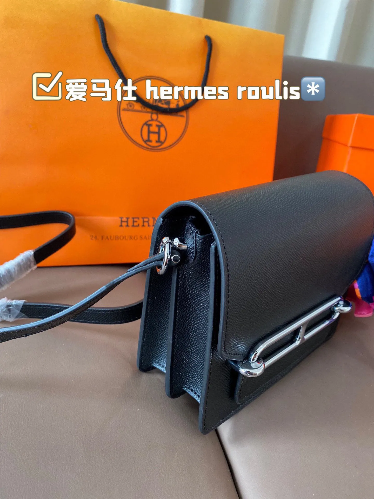 P185 hermes roulis这款包包设计的非常好看，是爱马仕包包里面比较低调的一款，不喜欢大Hlogo的朋友可以考虑入手这款，非常实用，很多明星都特别喜欢。爱马仕（H家）猪鼻子包 Roulis面向广大年轻人，线条简洁明快，极具个性的Logo标志，带点中性风格，适合追求品位生活的白领一族！ 尺寸：18*15