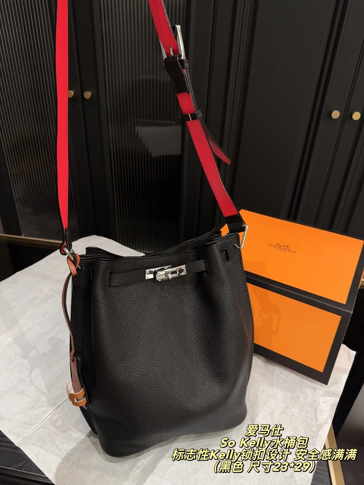 P280配折叠盒⚠️尺寸23*29 爱马仕 So Kelly水桶包 采用Togo荔枝纹牛皮,银色五金件点缀,简约又有层次感。标志性Kelly锁扣设计,安全感满满。容量适中,通勤或短途出行都很合适。肩带可调节,支持单肩或斜挎,实用性超强L。So Kelly系列已停产,成为中古市场热门收藏款,稀缺又有保值潜力