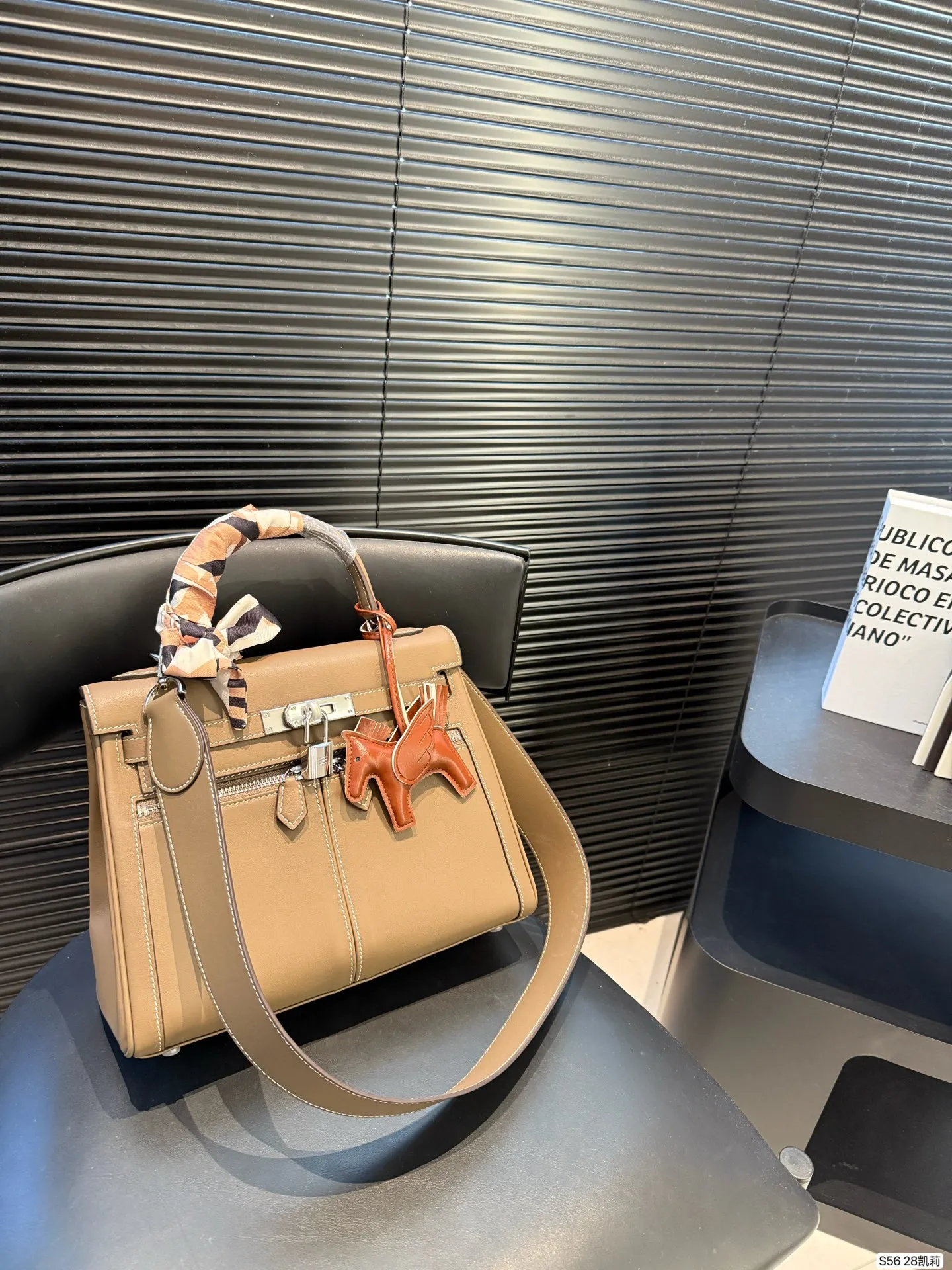 P330 Hermes 纯皮爱马仕 凯莉包～ H家永恒的经典. 凯莉包好随意搭配，不管怎么穿，随便一背都好看 而且一点都不挑人很显气质 ，原版五金Logo，原版定制超有Feel 这款其实很韩风很chic～夏天搭裙子衬衣真的很nice。尺寸28 22货号28凯莉